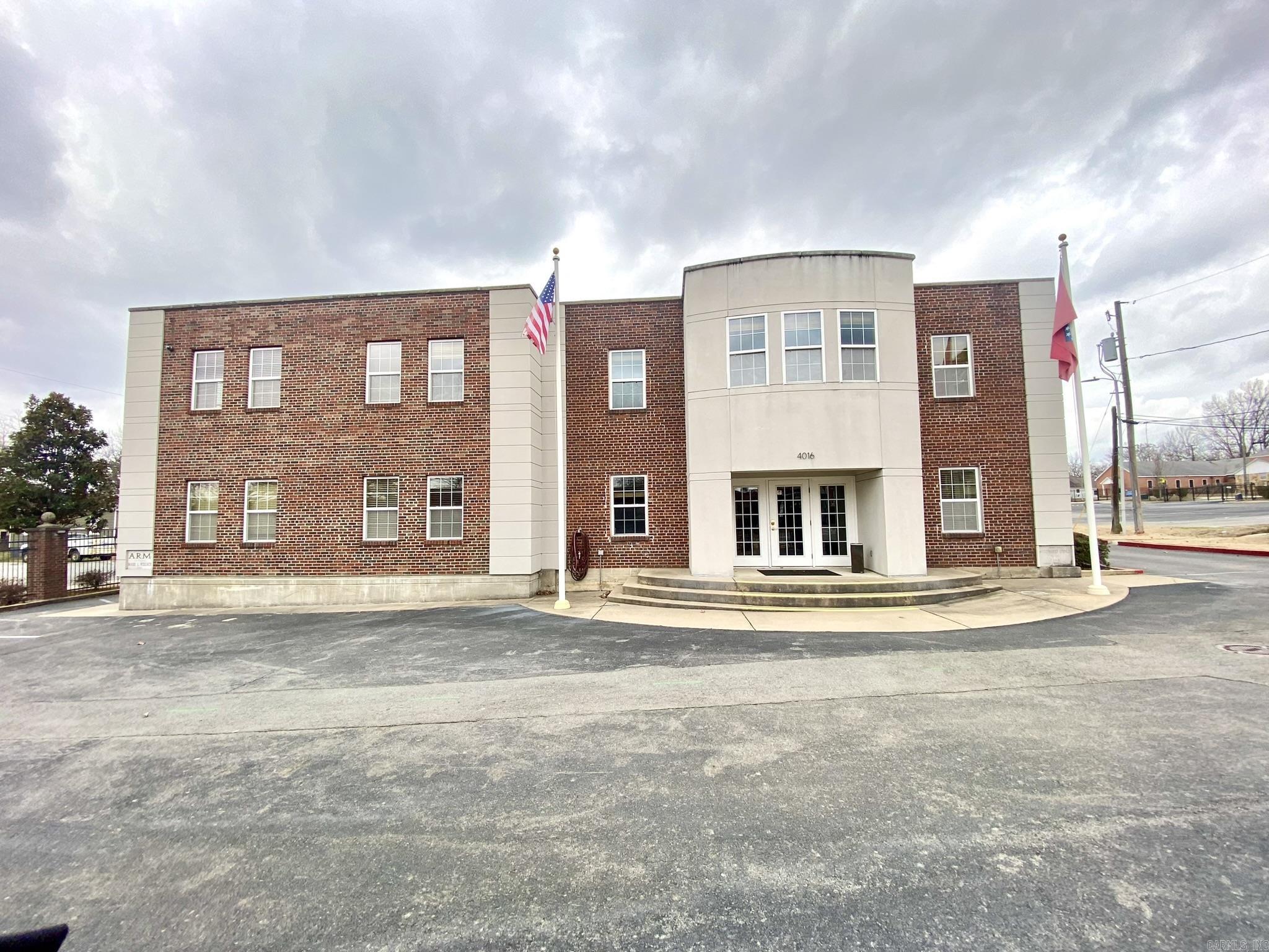 Located just off Colonel Gleen and minutes from downtown and I30. 10,600 s/f 2 story office building. Dedicated server room and full building generator Secure, gated parking lot with 44 dedicated parking spaces and an overflow lot Kitchens and break rooms on both floors 20 private offices and ample cub spaces Controlled access to parking lot and building.