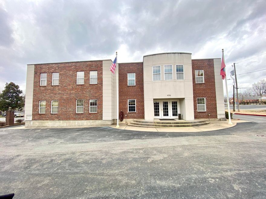 Located just off Colonel Gleen and minutes from downtown and I30.  10,600 s/f 2 story office building.   Dedicated server room and full building generator Secure, gated parking lot with 44 dedicated parking spaces and an overflow lot Kitchens and break rooms on both floors 20 private offices and ample cub spaces Controlled access to parking lot and building.
