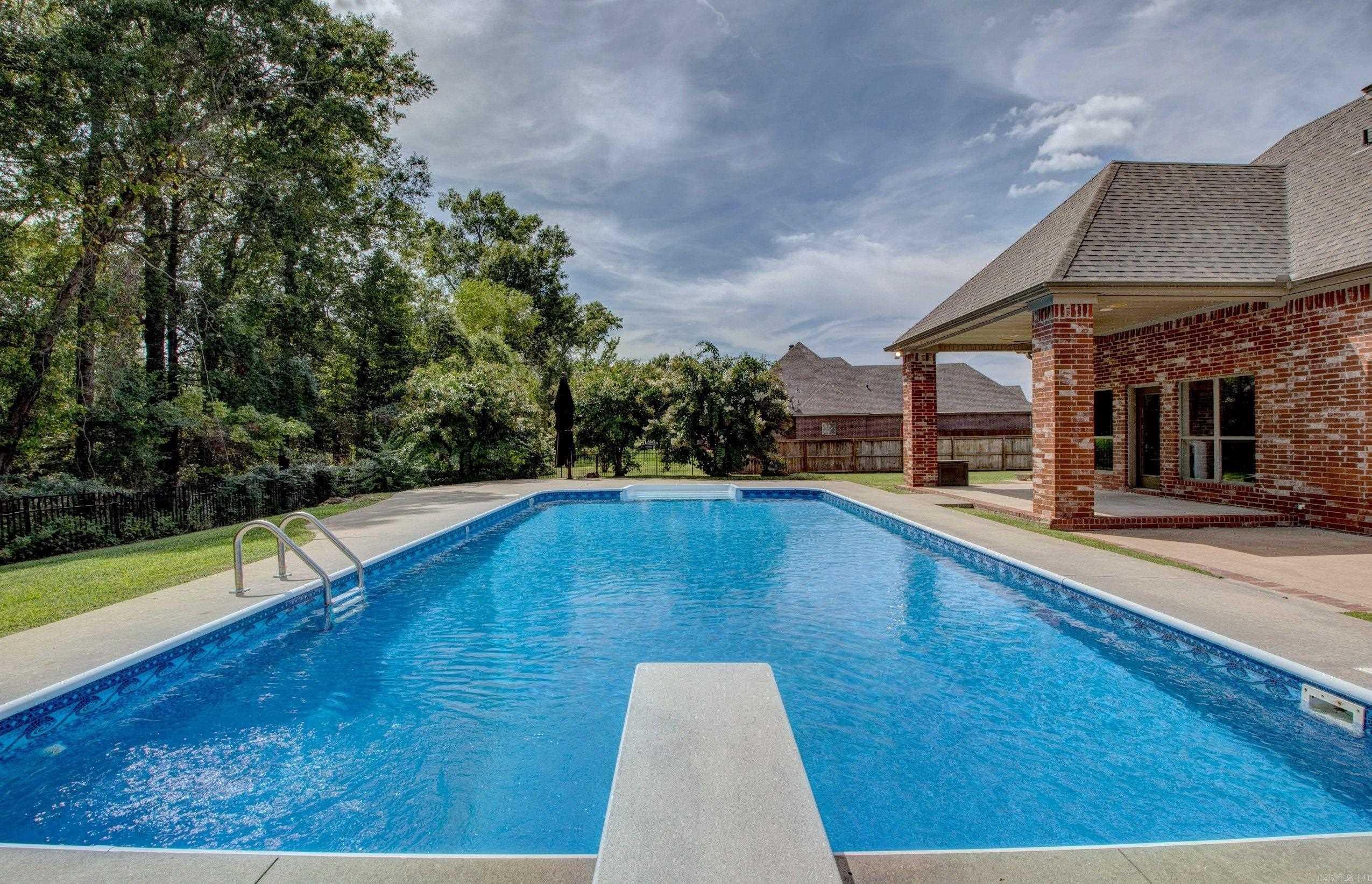 COUNTRY CLUB OF ARK THE - Residential