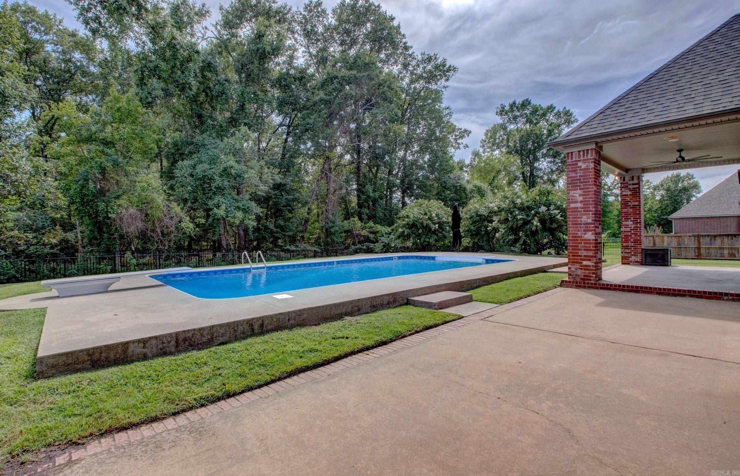 COUNTRY CLUB OF ARK THE - Residential