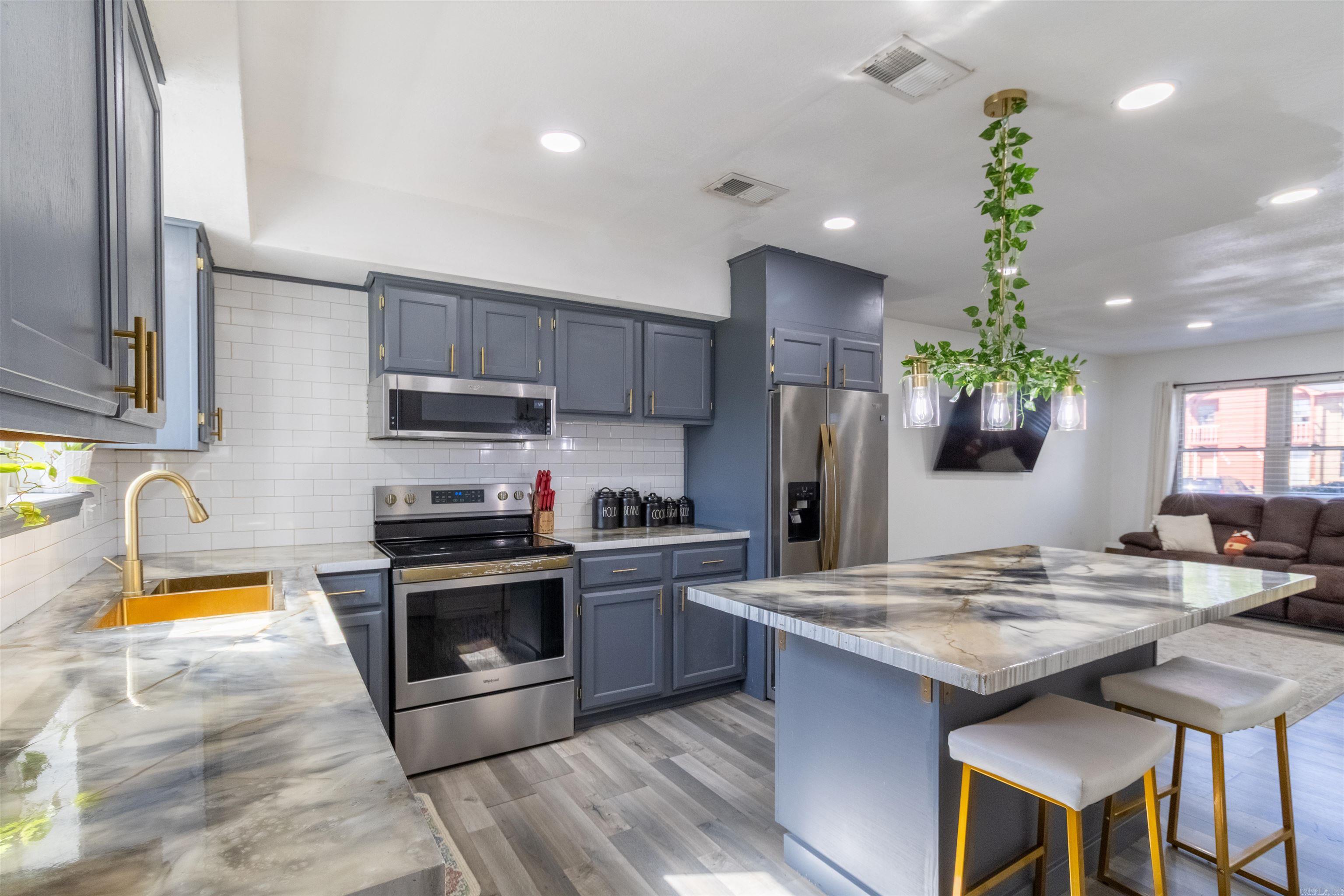 UNIVERSITY ESTATES - Residential