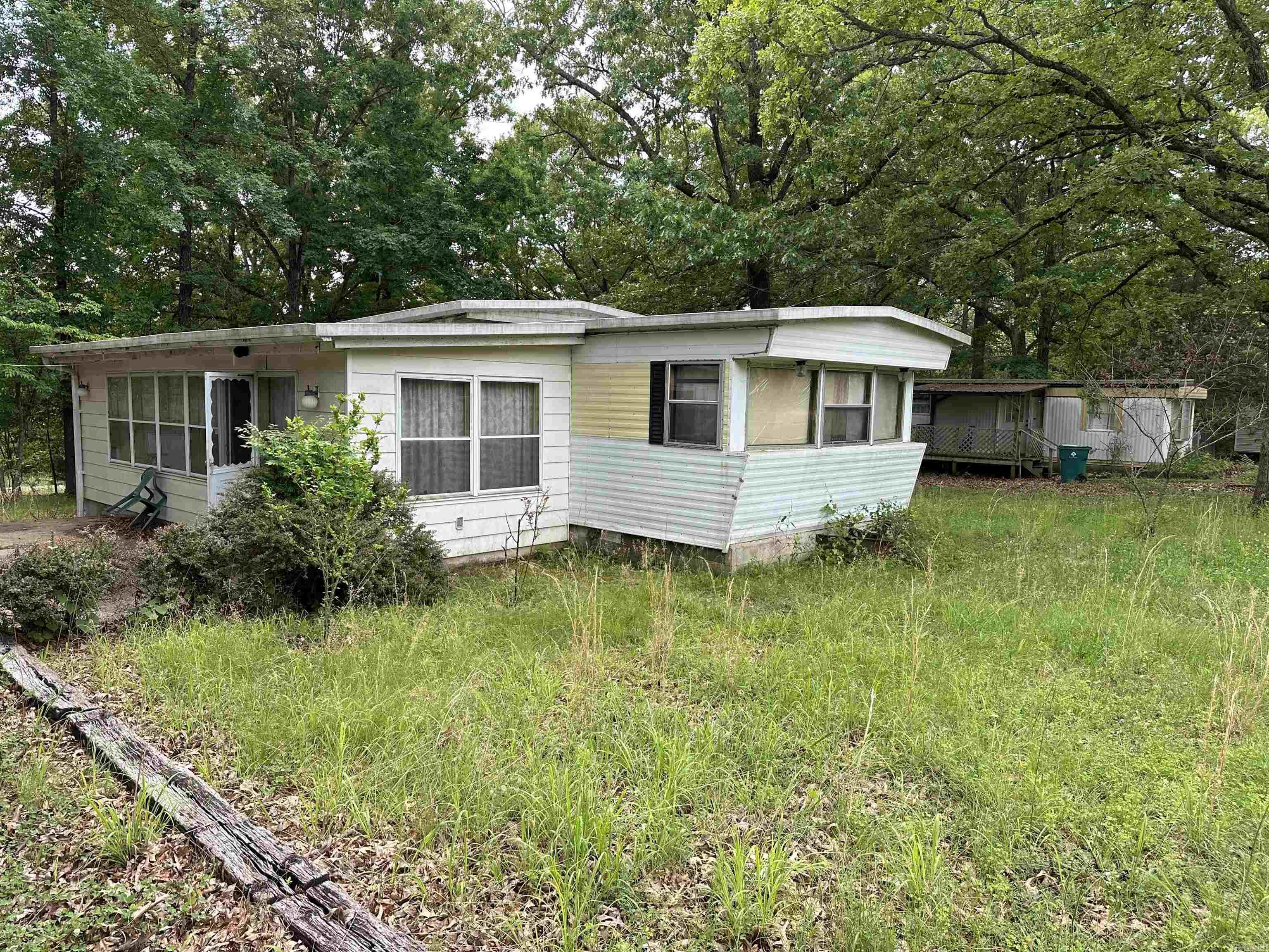WELCOME TO YOUR COZY HOME in the heart of Bull Shoals, AR. Well-maintained older single-wide mobile home offers comfort and convenience on a corner lot. Bedrooms offer storage space and split plan. Each bedroom has its own bathroom. Appliances include washer, dryer, stove, frige and dishwasher. Located near Bull Shoals Lake. You are only minutes from shing for bass or a few minutes longer you can be on the River fishing for rainbow or brown trout. Weather you are looking for a permanent home or a fishing cabin to get away, don't miss this deal!