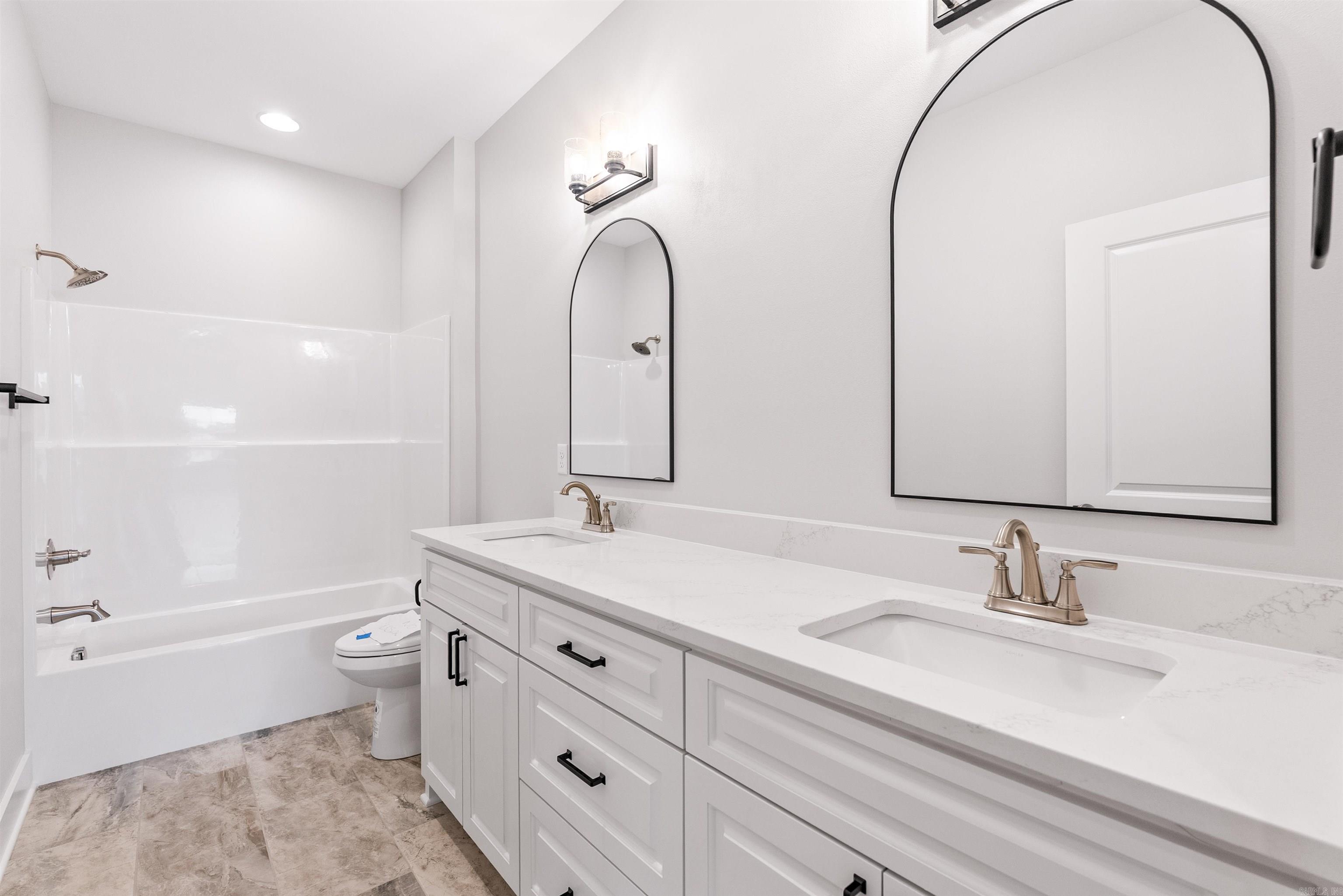 SIENNA LAKE - Residential