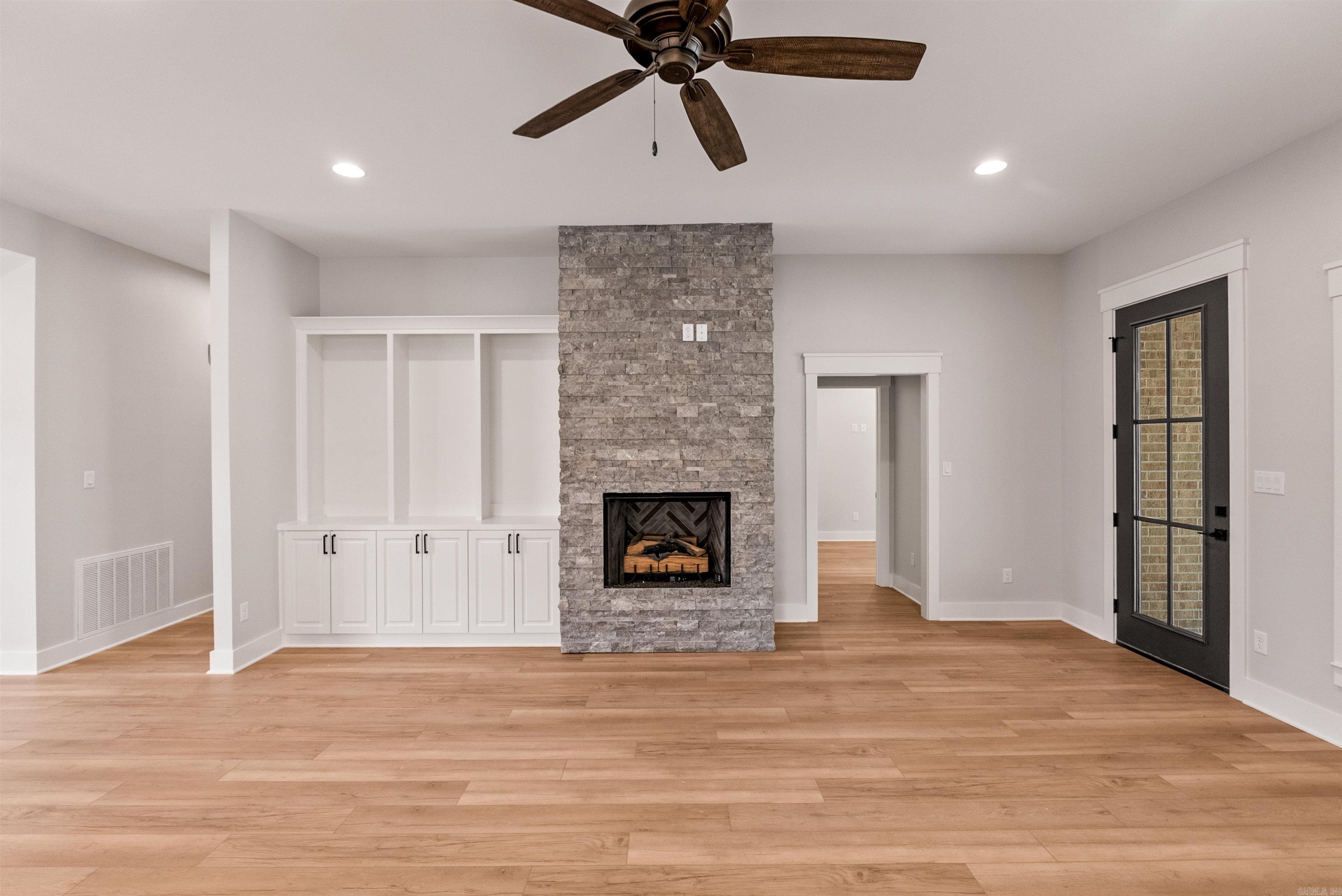 SIENNA LAKE - Residential