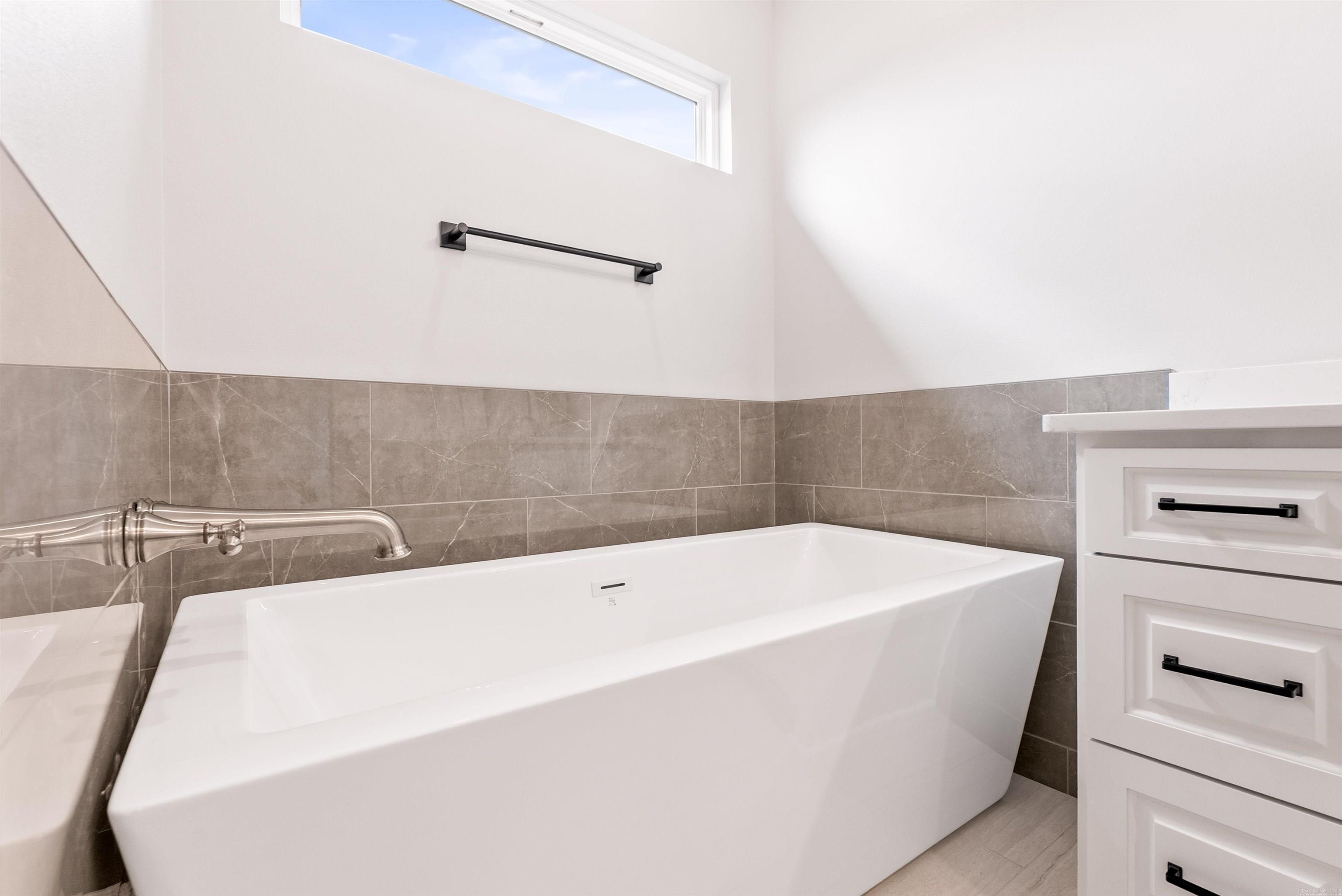 SIENNA LAKE - Residential