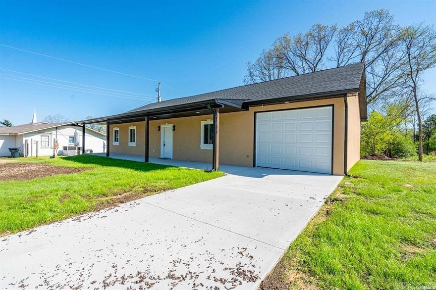 Brand new & built to impress! This 3 bed, 2 bath home offers modern finishes and thoughtful touches throughout, including granite countertops, stainless steel appliances, vaulted ceilings, and a cozy electric fireplace with built-in shelving for added charm. The oversized walk-in shower and spacious master closet, complete with built-in shelving, feel like a private retreat. Plus, there's a bonus room perfect for a mud room. Located in the desirable Lake Hamilton School District, just outside city limits for the perfect blend of comfort and convenience. The builder is offering a one year builders warranty AND offering to pay $5000 of a buyers closing costs with an acceptable offer as well!