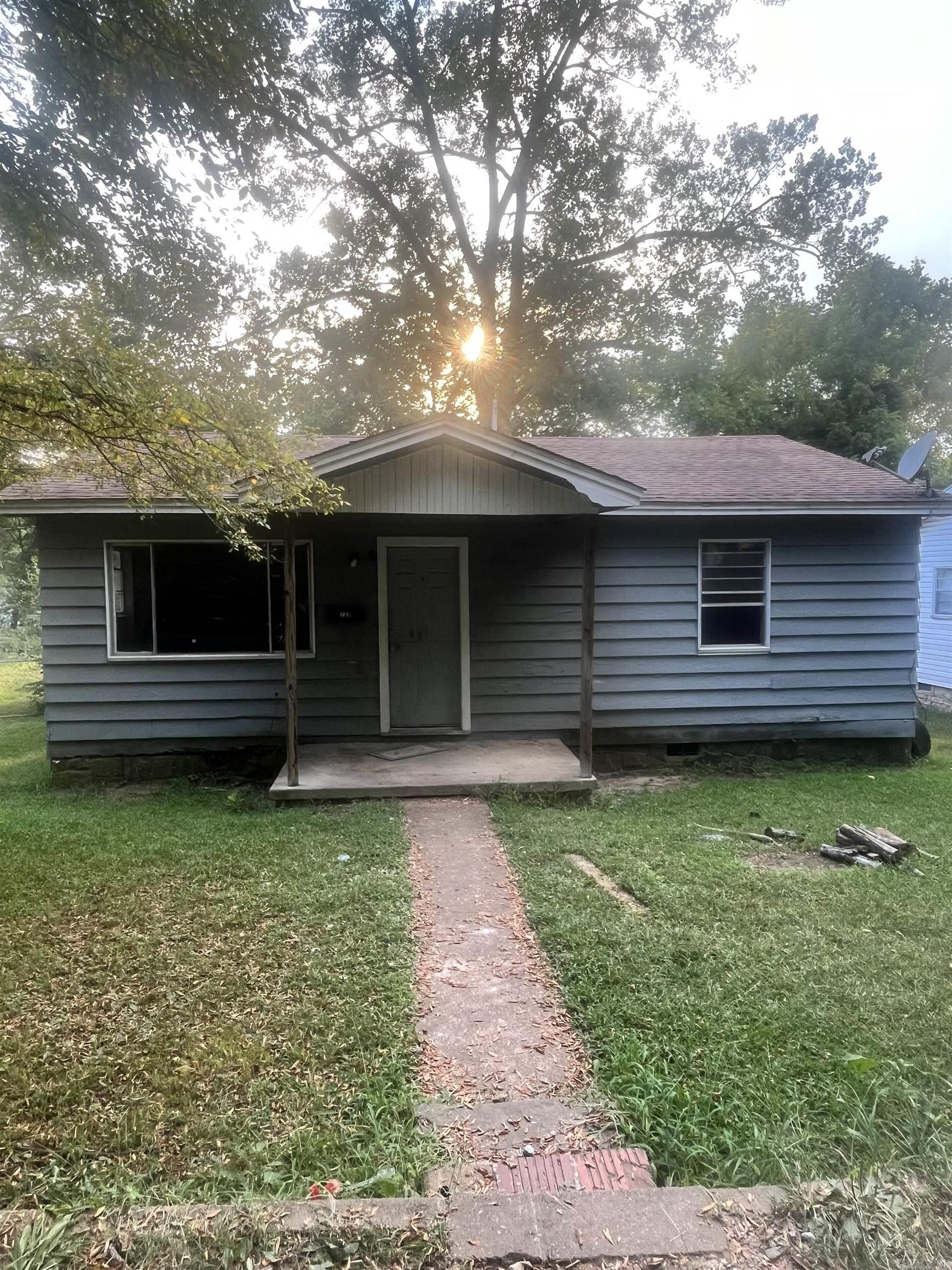 Check out this 2 bedroom, 1 bathroom home in a convenient in-town location! Step inside to the living room, then continue through to the kitchen with eat-in dining space. Down the hall, you'll find two bedrooms and a full bath. With carpet and vinyl flooring throughout, this home is ready for your personal touch. With a little TLC, it has all the potential to become a great starter home or a solid rental investment. It has been used as a rental for the last several years. * Highlights: 2 bedrooms, 1 bathroom Functional layout with eat-in kitchen Carpet & vinyl flooring throughout Convenient in-town location Perfect fixer upper for investors or first-time buyers Don't miss this chance to build equity and create your own vision!