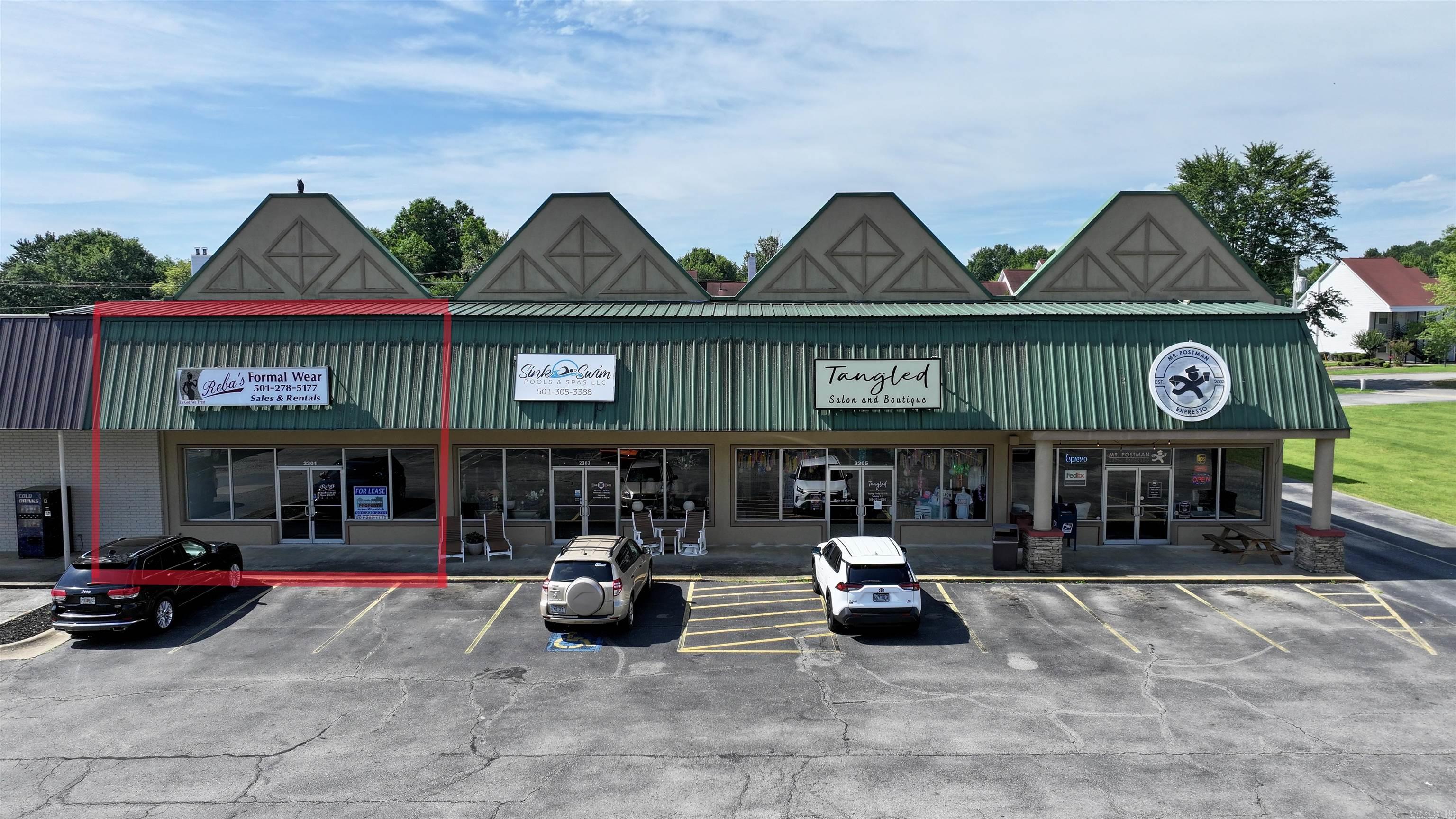 Prime 2,500 sq ft retail space in Searcyās high-traffic Beebe Capps Expressway corridor. This versatile, move-in ready space offers excellent visibility, ample parking, and a customizable layout, perfect for a range of business ventures in a growing community. High-visibility strip on Beebe Capps Expressway, close to local businesses and residential areas, Suggested Business Concepts: Sandwich shop with casual dining, Pizza restaurant with delivery options, Pastry or donut shop for artisanal baked goods, Legal services office for family or real estate law, accounting firm offering tax prep and bookkeeping, IT and business consulting for local enterprises, Health and wellness center selling supplements and gear, Pet grooming boutique with retail pet products, Vintage and resale boutique for sustainable fashion. Searcy is a dynamic city with over 23,000 residents, home to Harding University and a robust business ecosystem. Beebe Capps Expressway ensures high exposure, drawing both locals and visitors. The areaās demand for dining, professional services, and unique retail makes this an ideal location. Lease NNN.