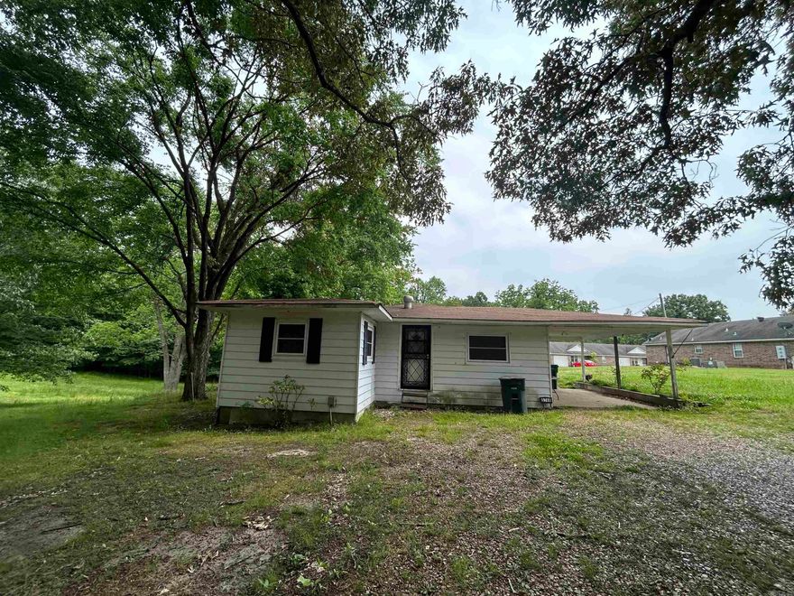 Great home located along highway 284, nestled amongst large oak trees. The home offers a peaceful setting while still being located just 5 miles from the nearest town. This home is being sold AS IS.
