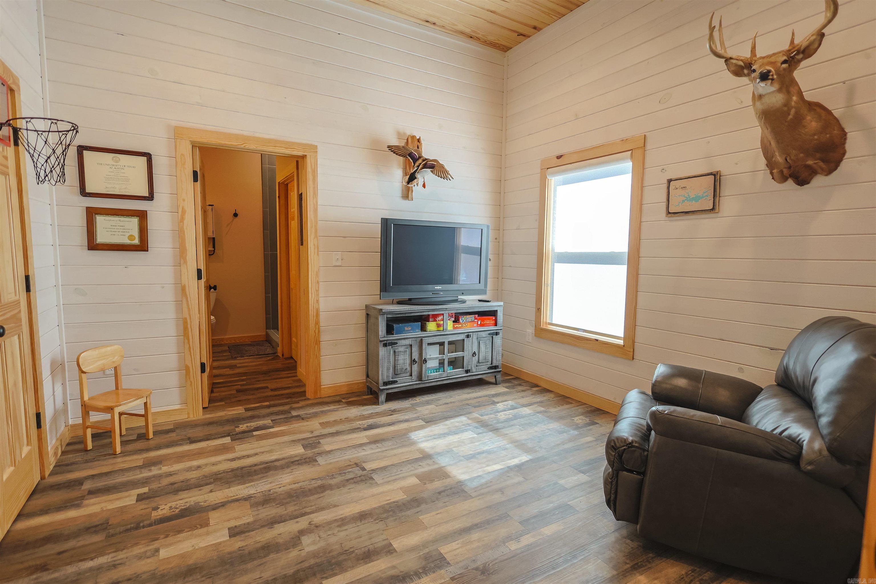 RIVERCHASE - Residential