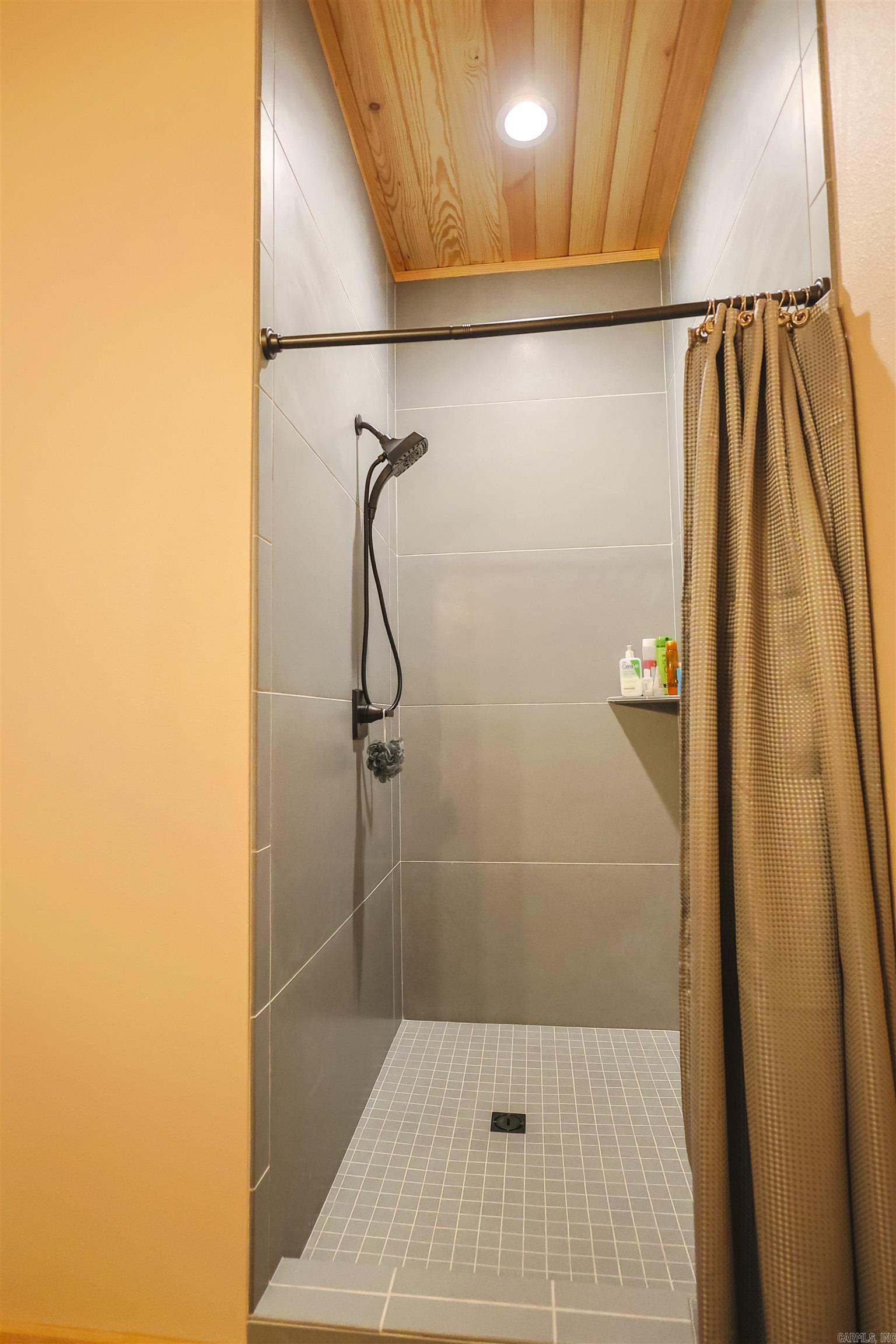 RIVERCHASE - Residential