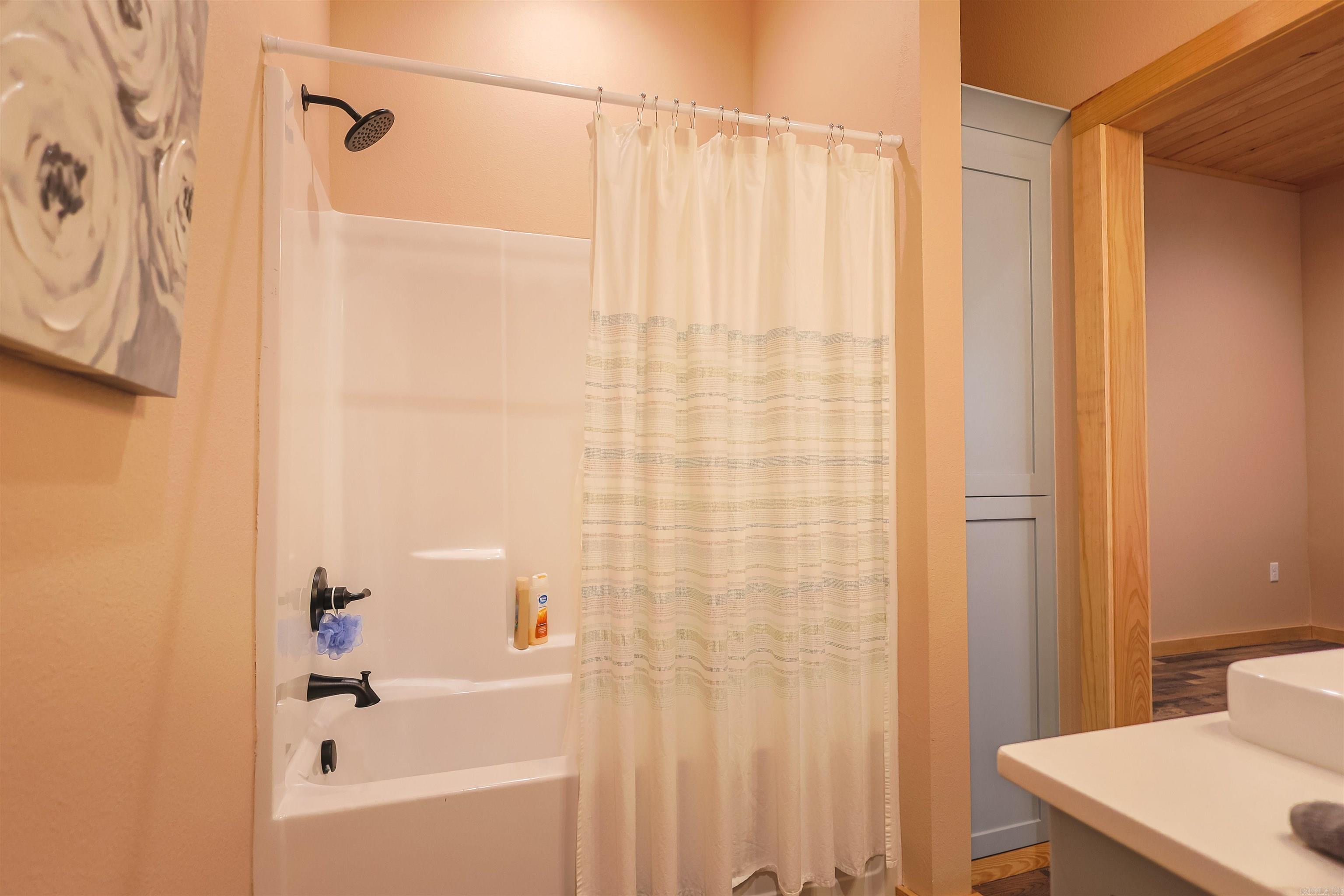 RIVERCHASE - Residential