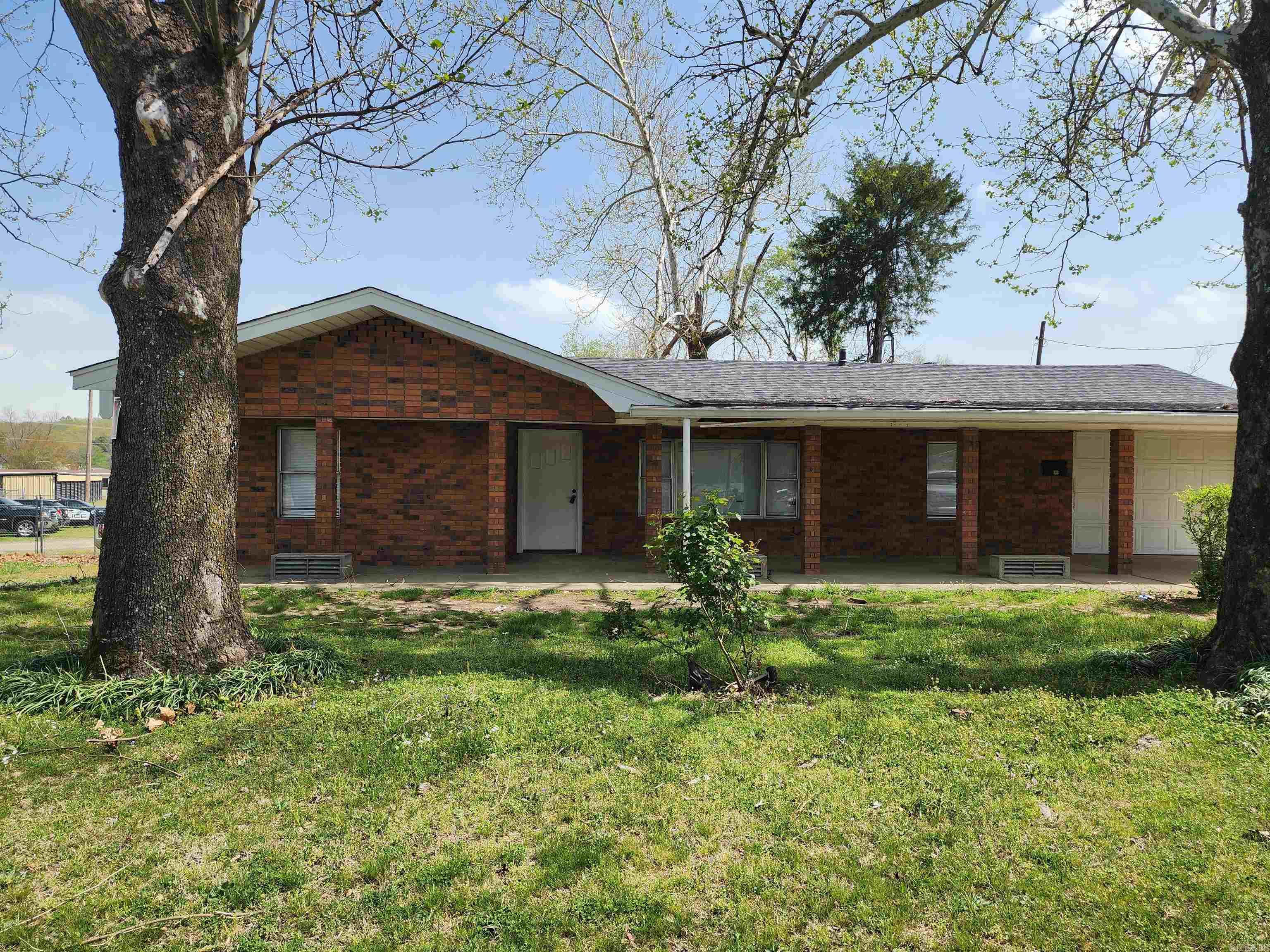 This cozy updated home is Perfect for a Family or Roommates. Offers 3 bedrooms, 1 bathroom and a prime location that is close proximity to the Interstate, Shopping, Dining, and more. Call to schedule your Private Tour today