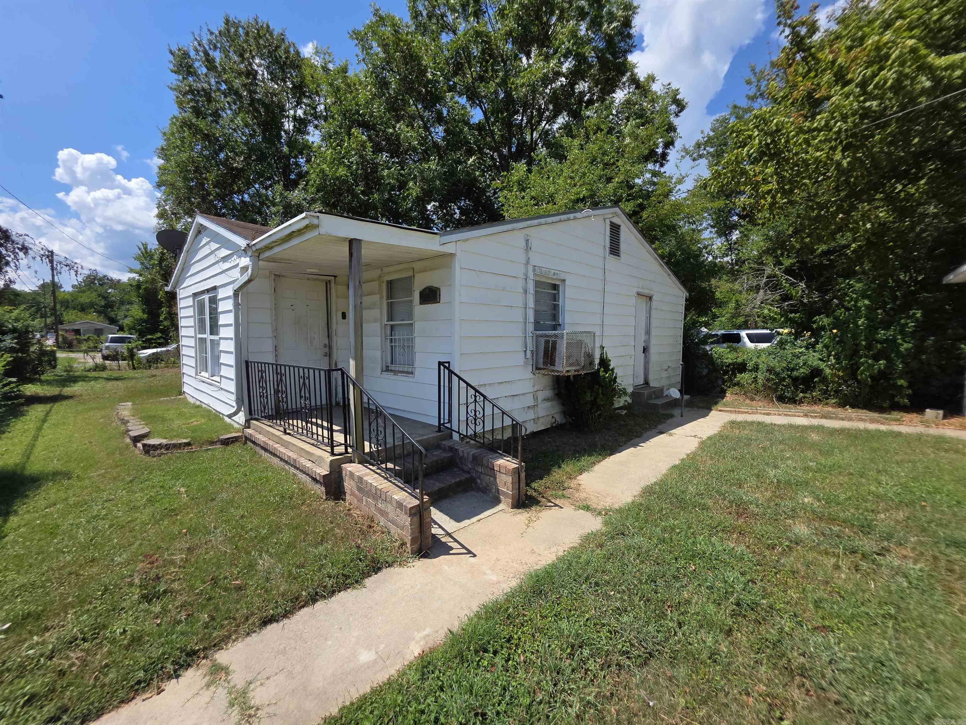 Check out this 2BD/1BA home located in Sweet Home. Located on a Corner lot. Has a detached garage. Nice country feeling yet close to the city. The fridge and stove have been removed. Grab it before it's gone! Schedule your showings with showing time.