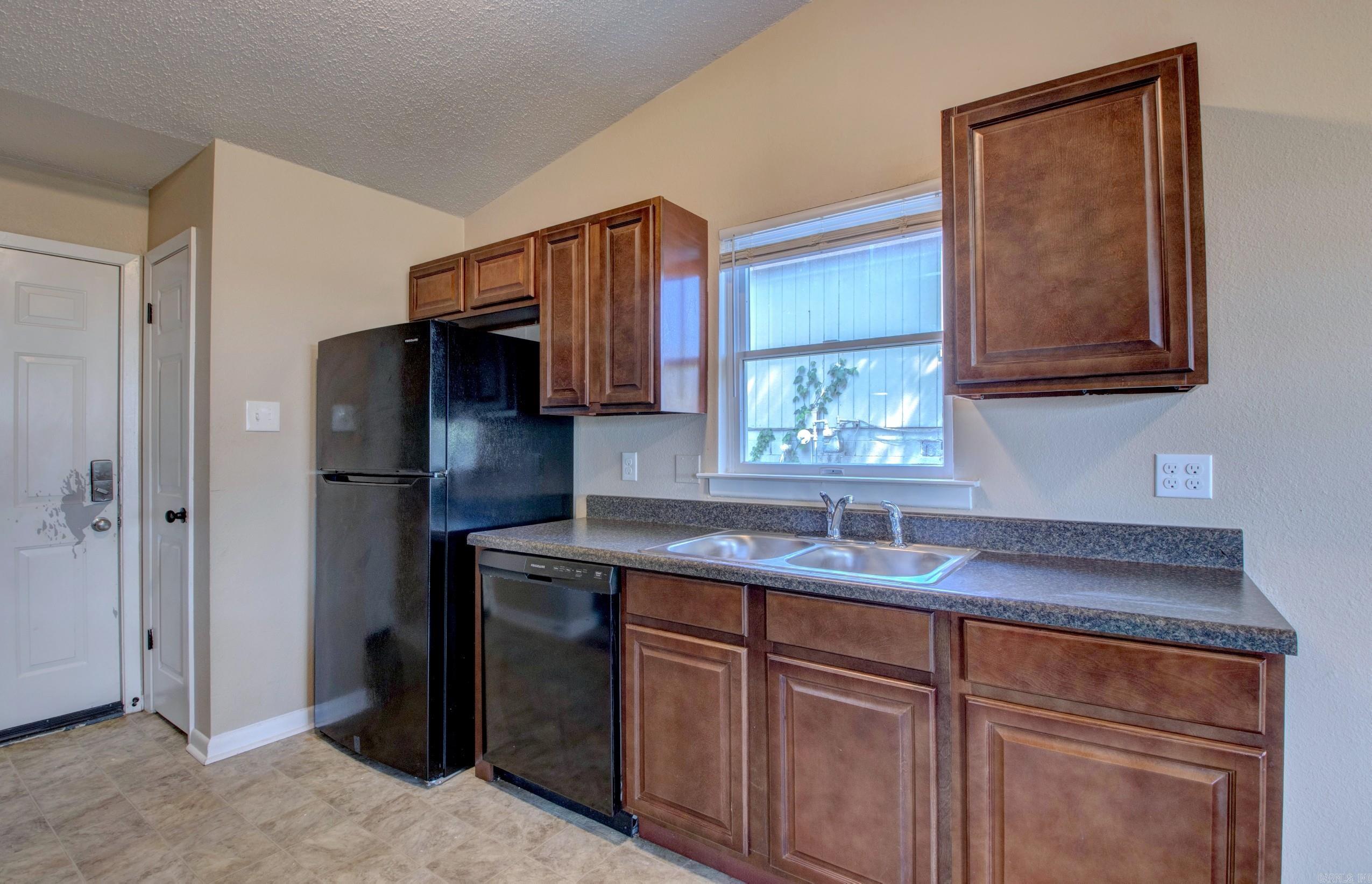 TWIN LAKES - Residential