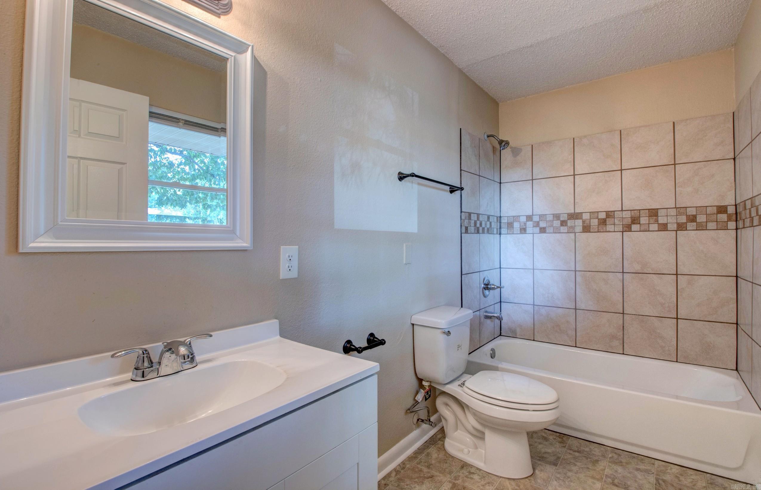 TWIN LAKES - Residential