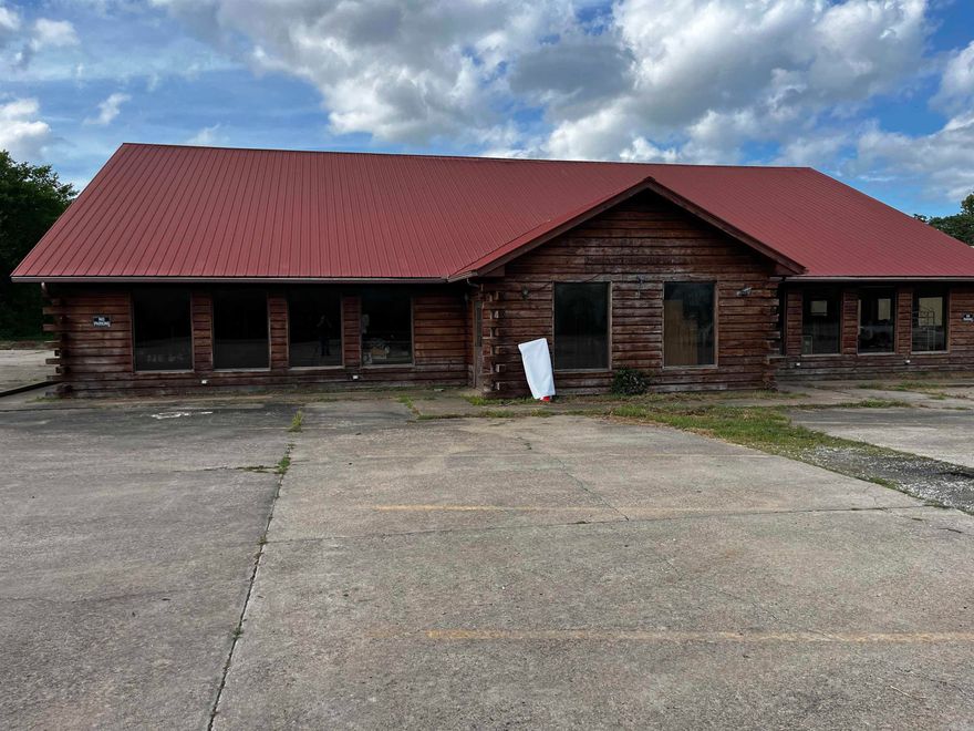 Nice building 8 miles from the buffalo river. Building has a restaurant setting on one side and an open event area on the other. This land comes with an extra building in the back for storage or whatever you wish. Agents please see remarks.