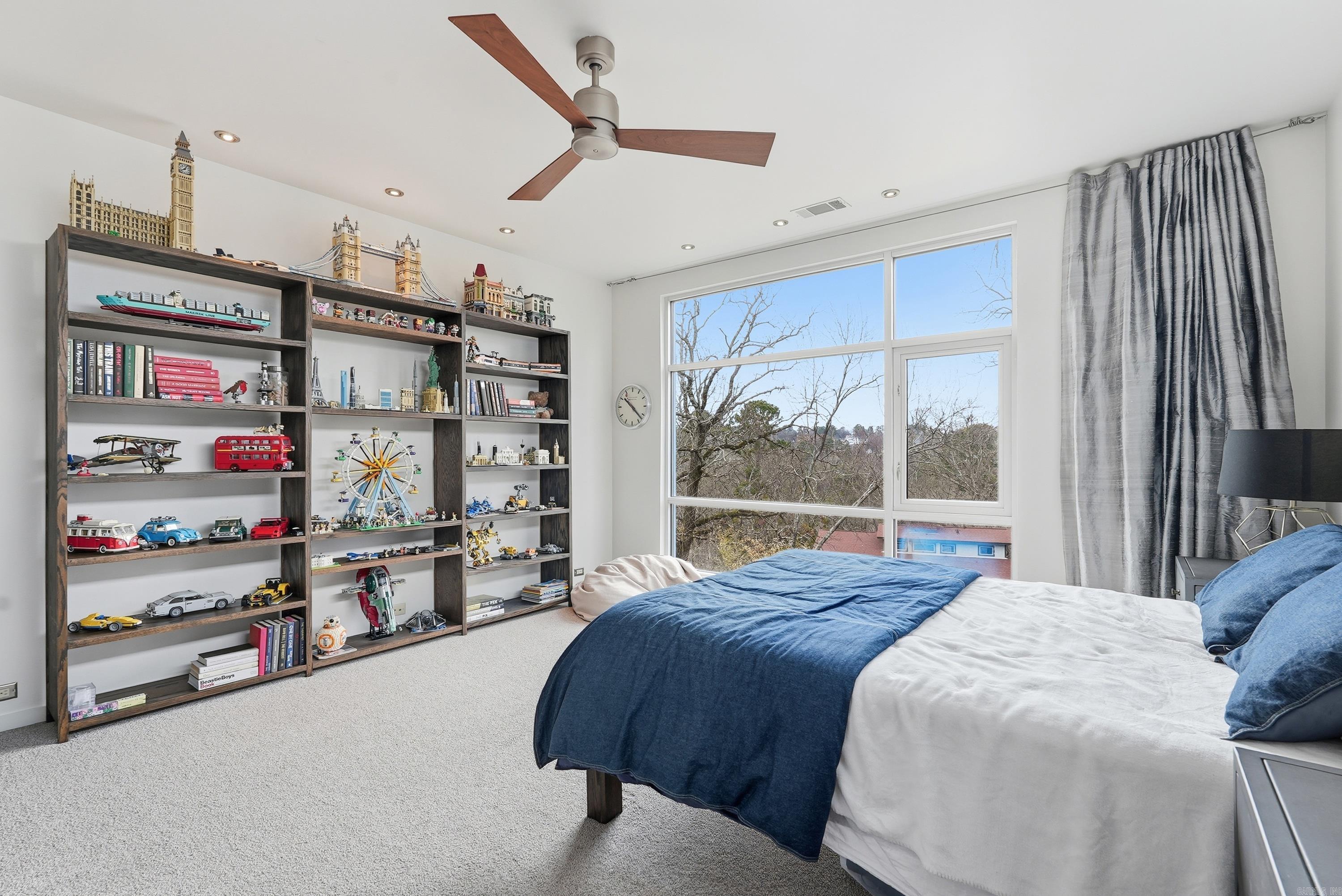 OAKWOOD MANOR - Residential