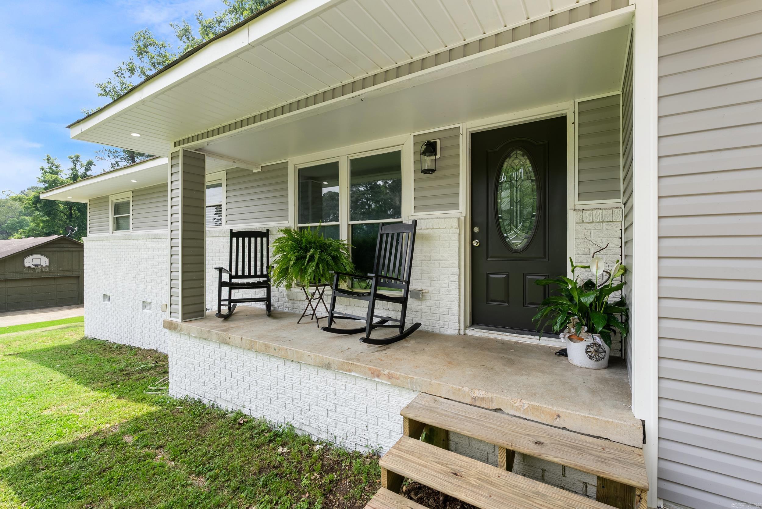 BEAUTIFUL LAKEVIEW - Residential