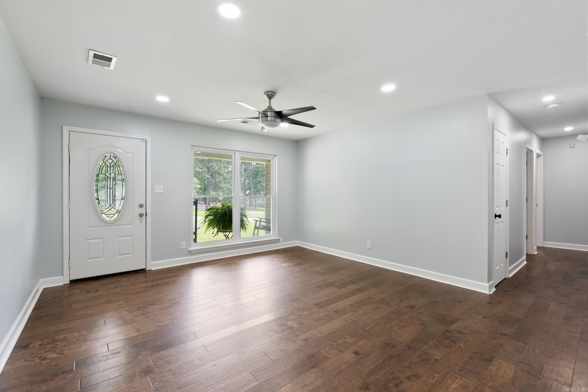 BEAUTIFUL LAKEVIEW - Residential