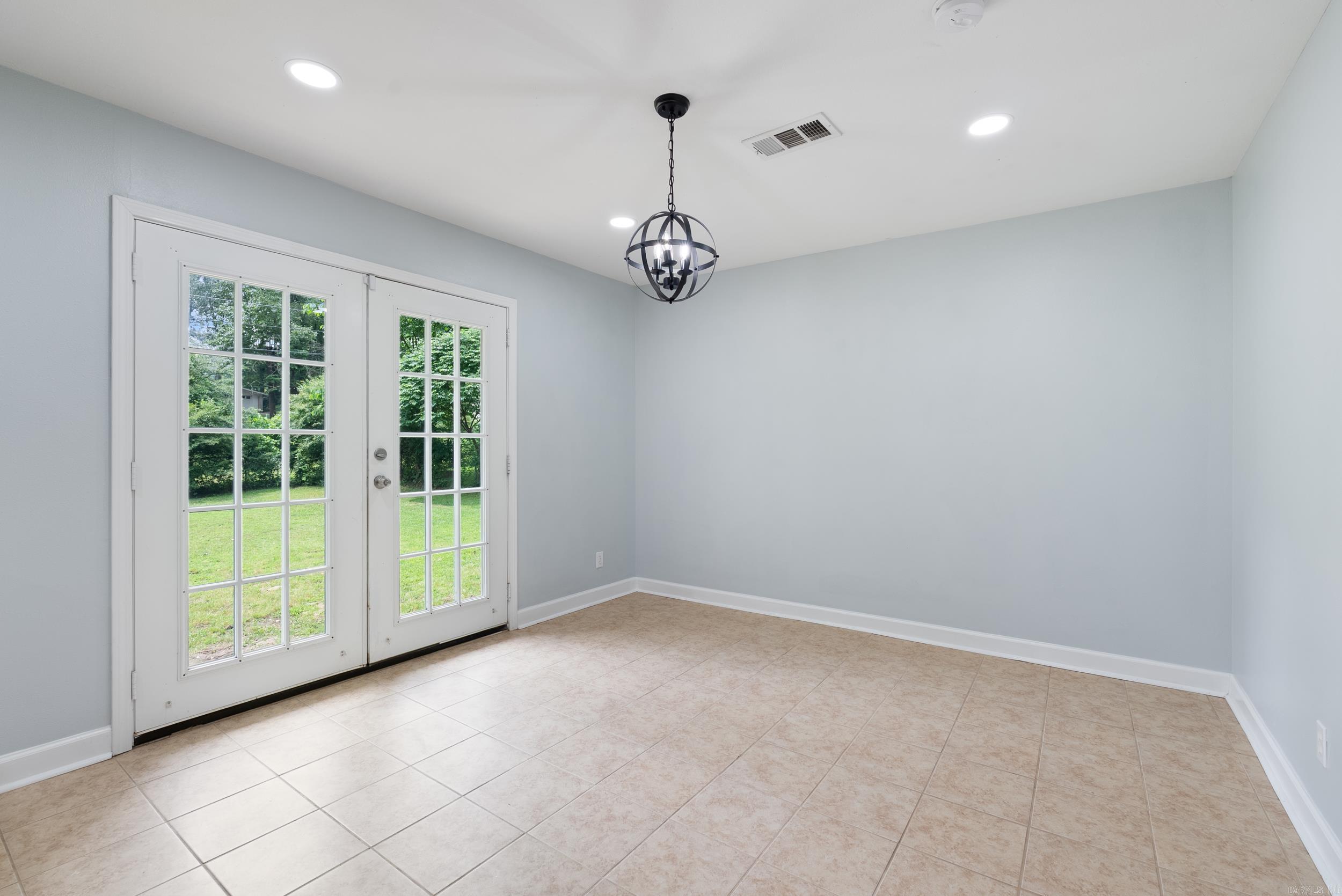 BEAUTIFUL LAKEVIEW - Residential