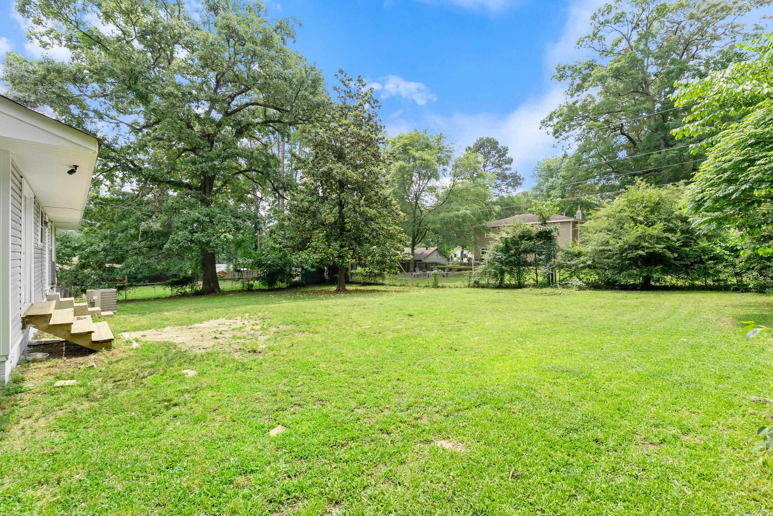 BEAUTIFUL LAKEVIEW - Residential