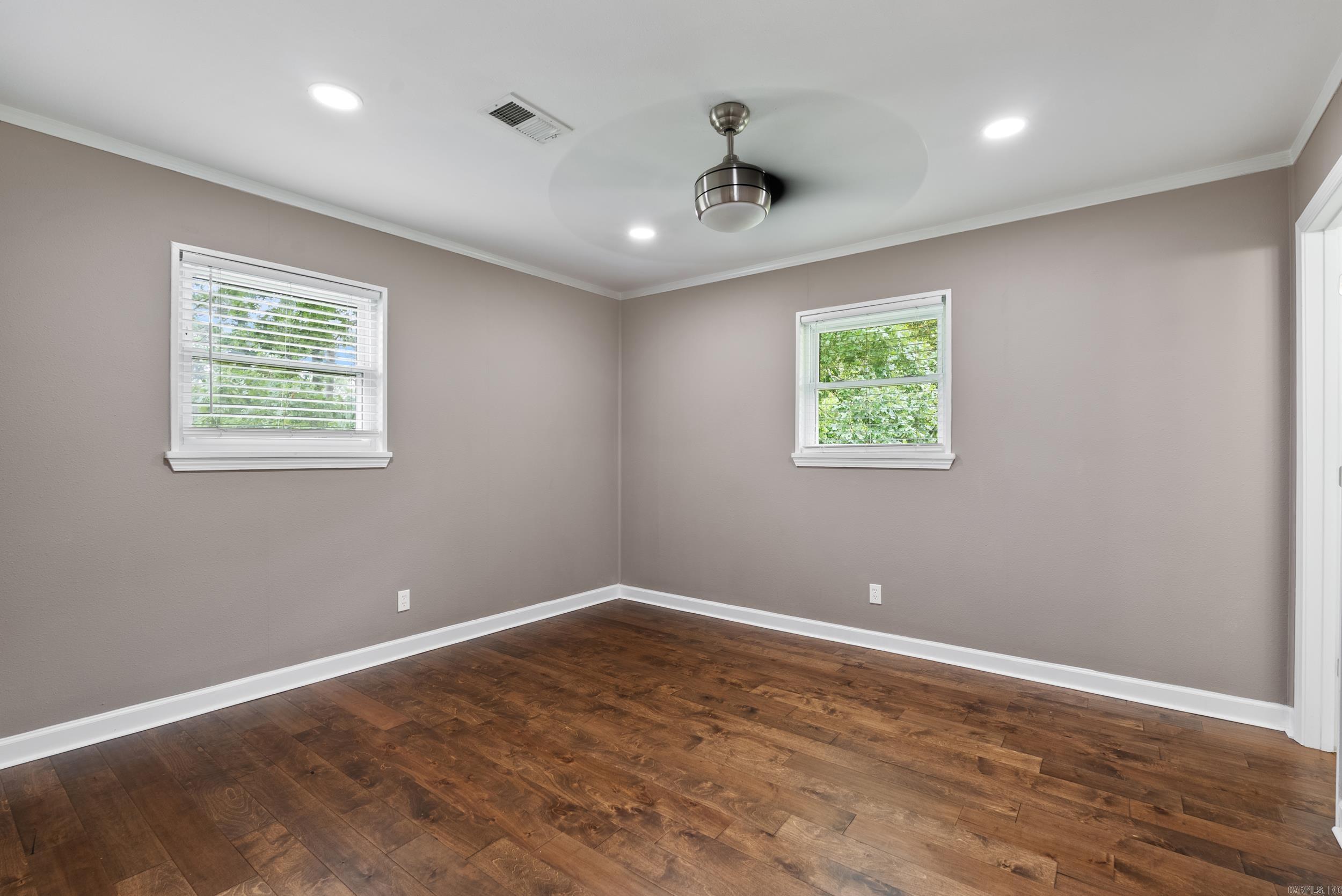 BEAUTIFUL LAKEVIEW - Residential