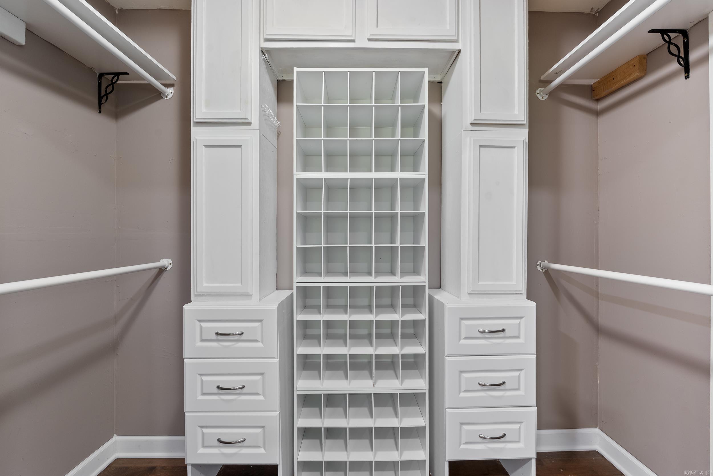 BEAUTIFUL LAKEVIEW - Residential