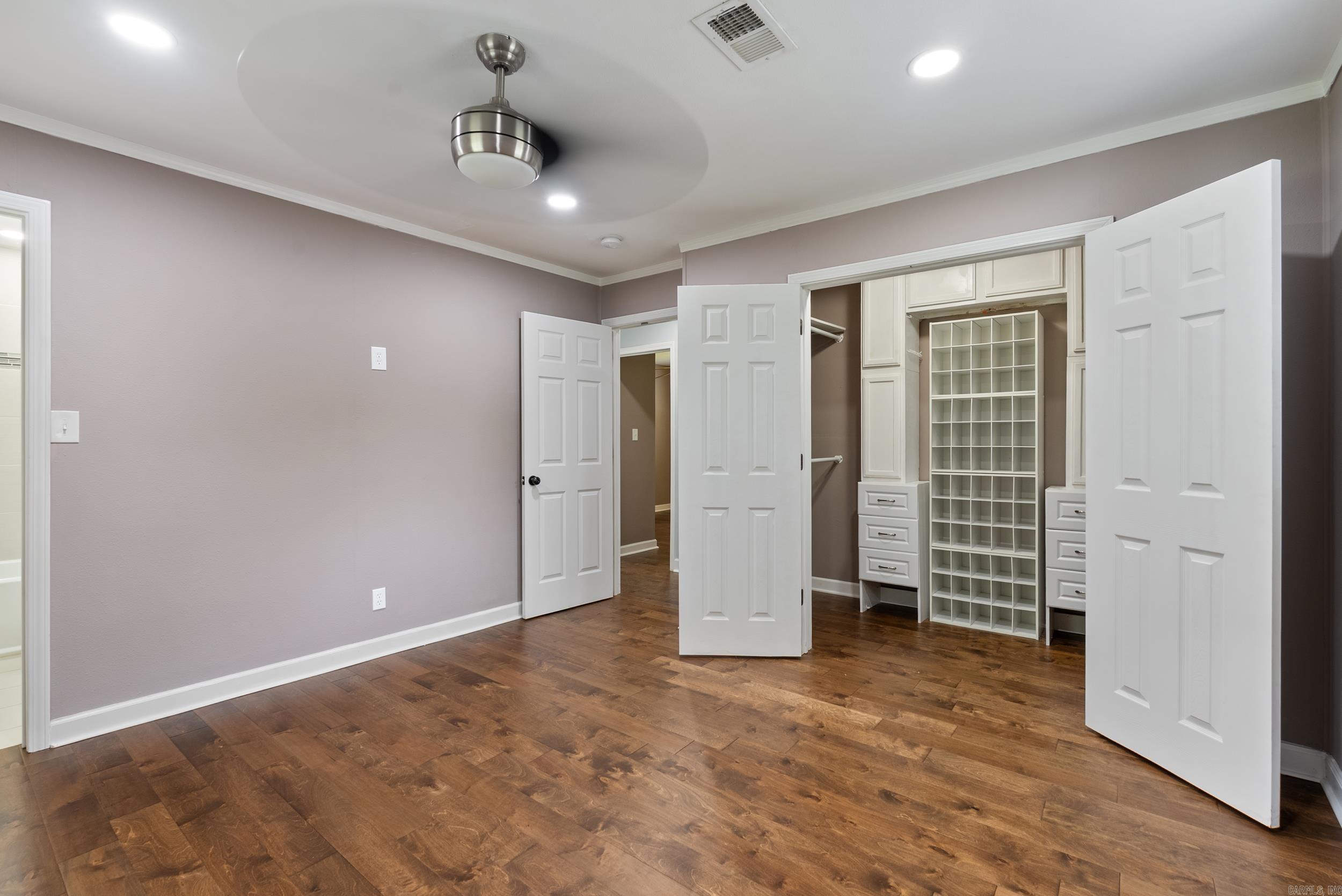 BEAUTIFUL LAKEVIEW - Residential