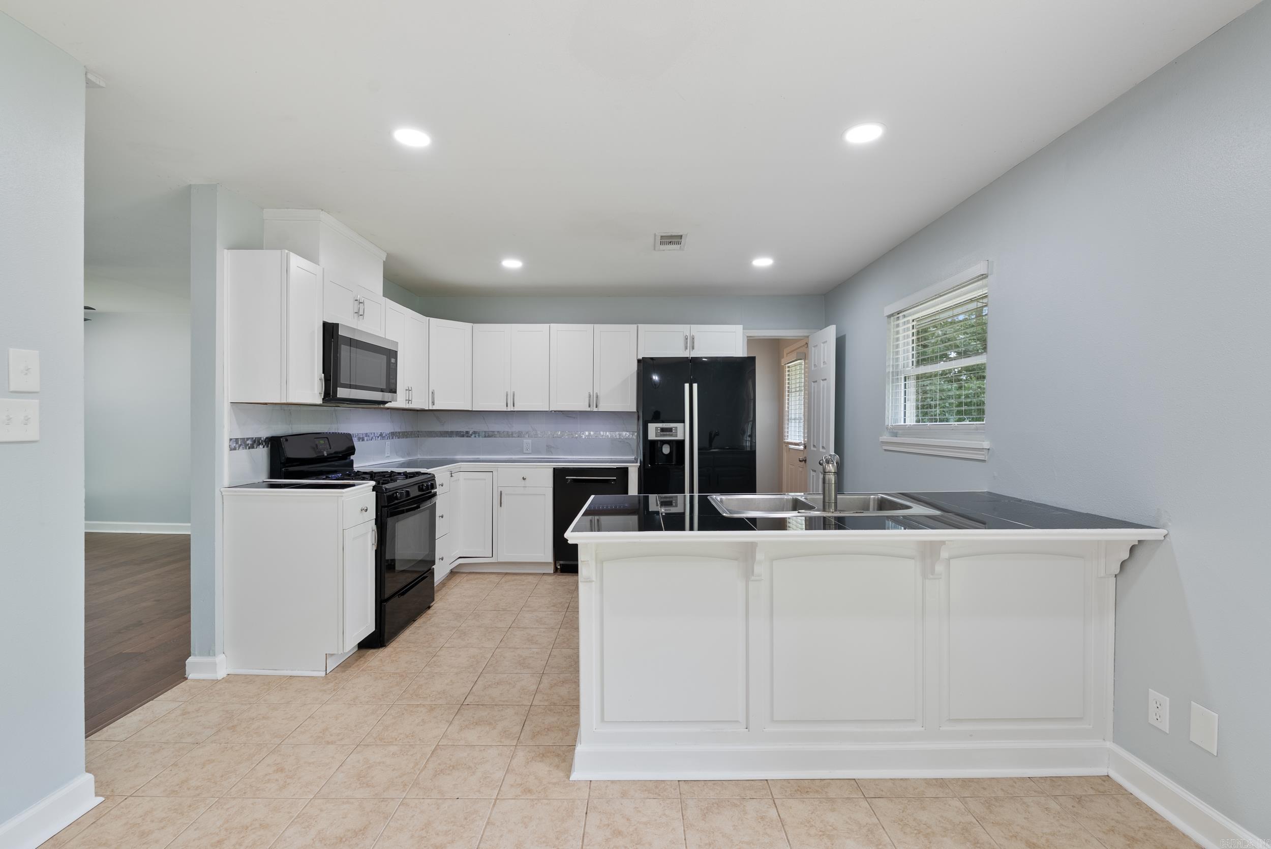 BEAUTIFUL LAKEVIEW - Residential