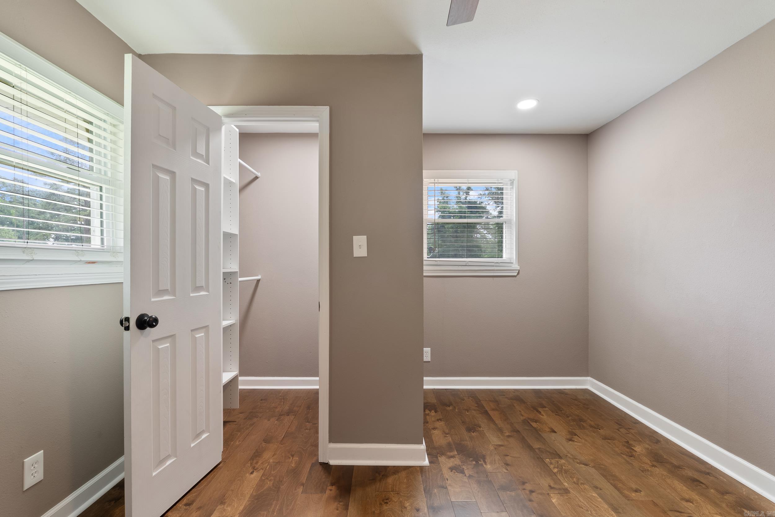 BEAUTIFUL LAKEVIEW - Residential