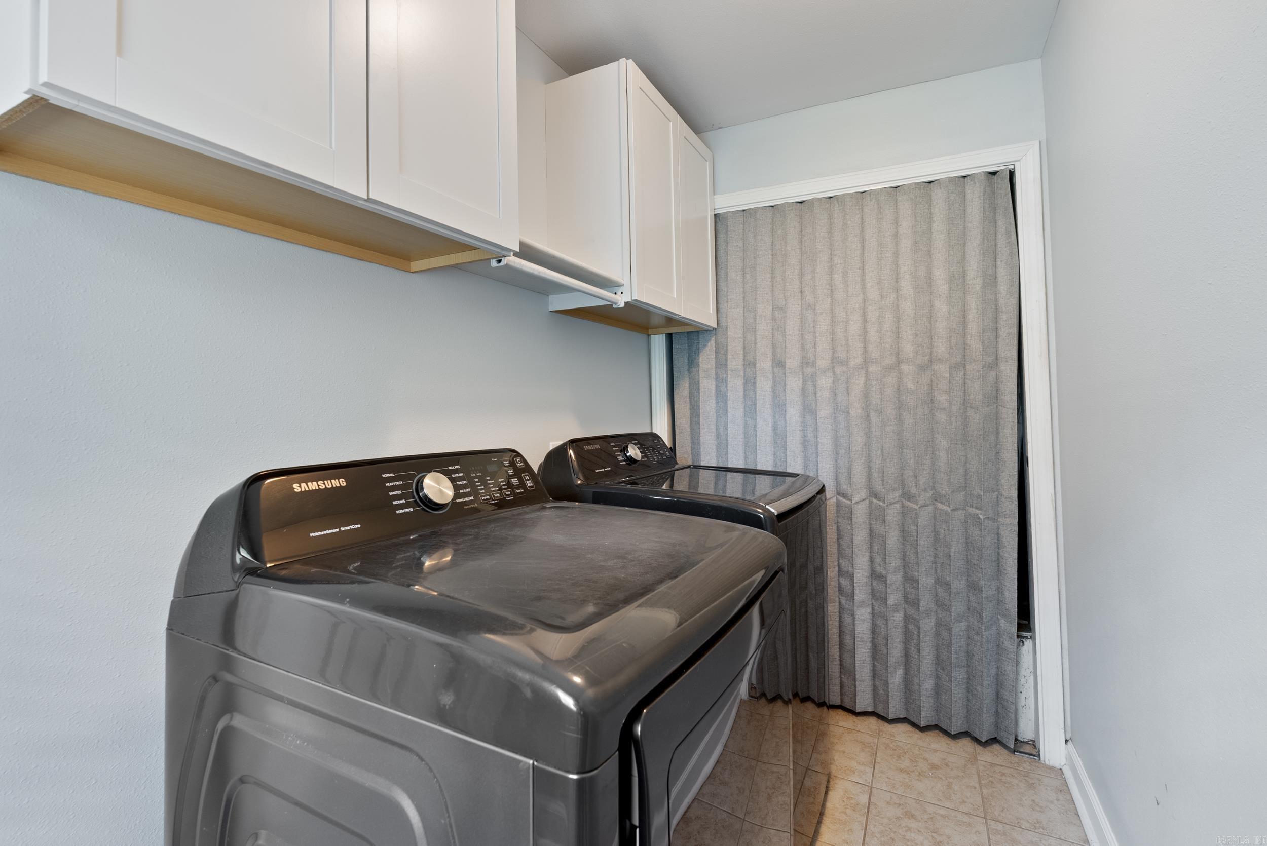 BEAUTIFUL LAKEVIEW - Residential