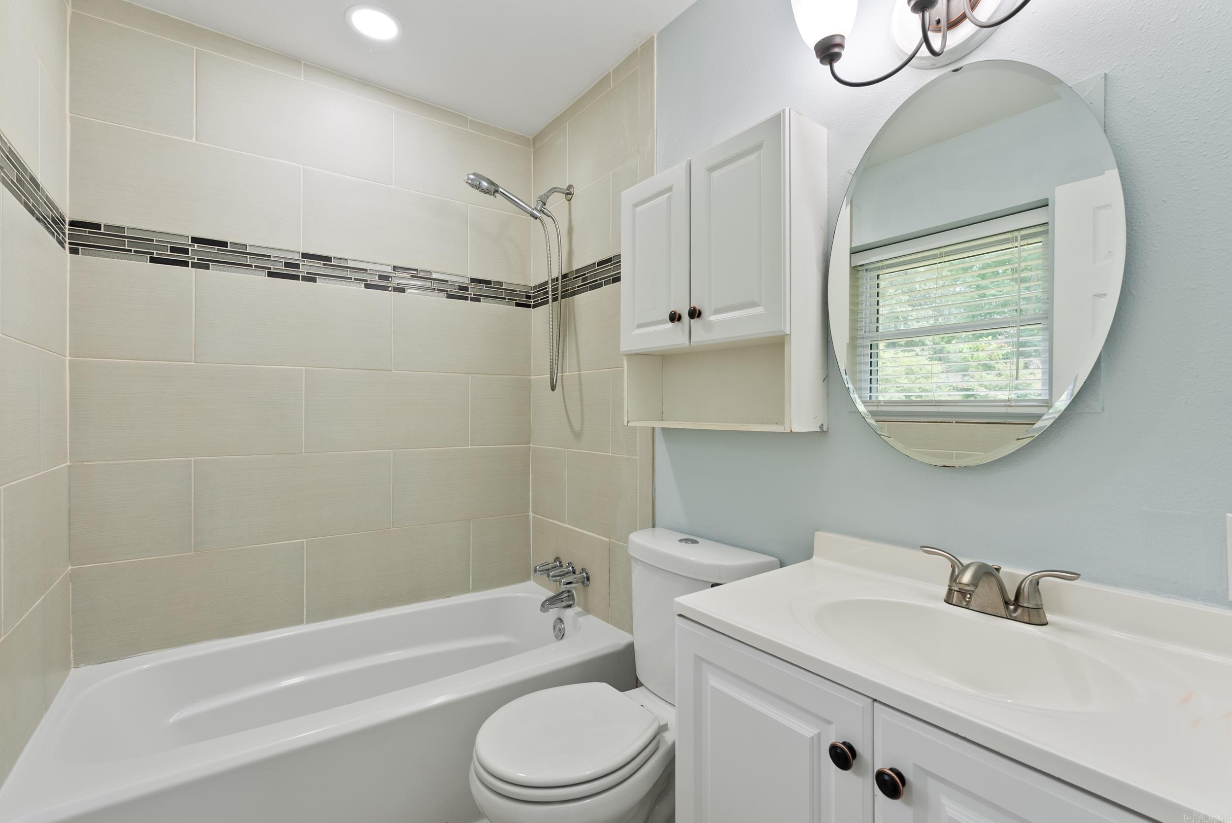 BEAUTIFUL LAKEVIEW - Residential