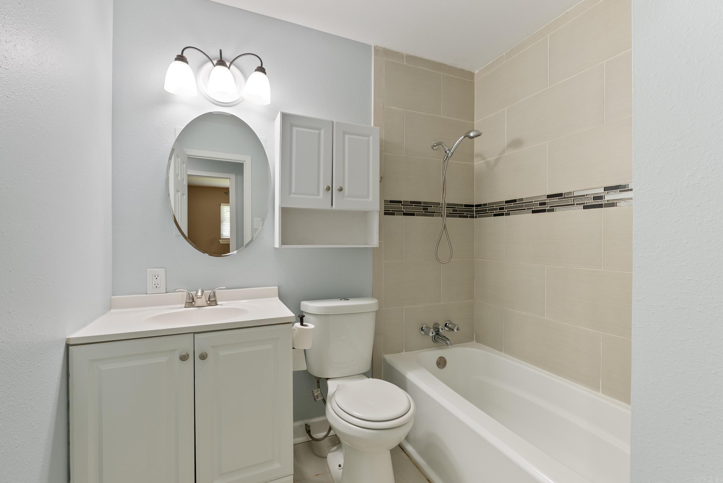 BEAUTIFUL LAKEVIEW - Residential