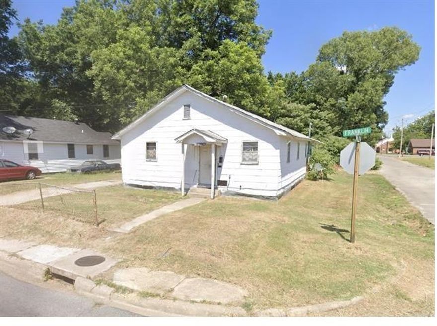 Welcome to Market 1044 S. Franklin St. of Blytheville, AR! This duplex is 2072 square feet of income potential! Each unit is 3 bedroom, 1 bath with a decent sized living room and kitchen. Each unit has their own private driveway and private entrances! This property wits on a corner lot with a low maintenance yard. This duplex is waiting for you to call it home, or rehab it for income! Call today to invest in your tomorrow!