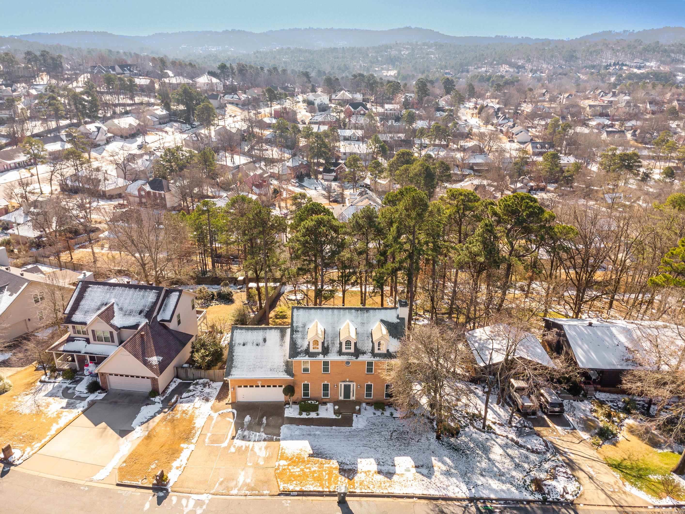 SECLUDED HILLS - Residential