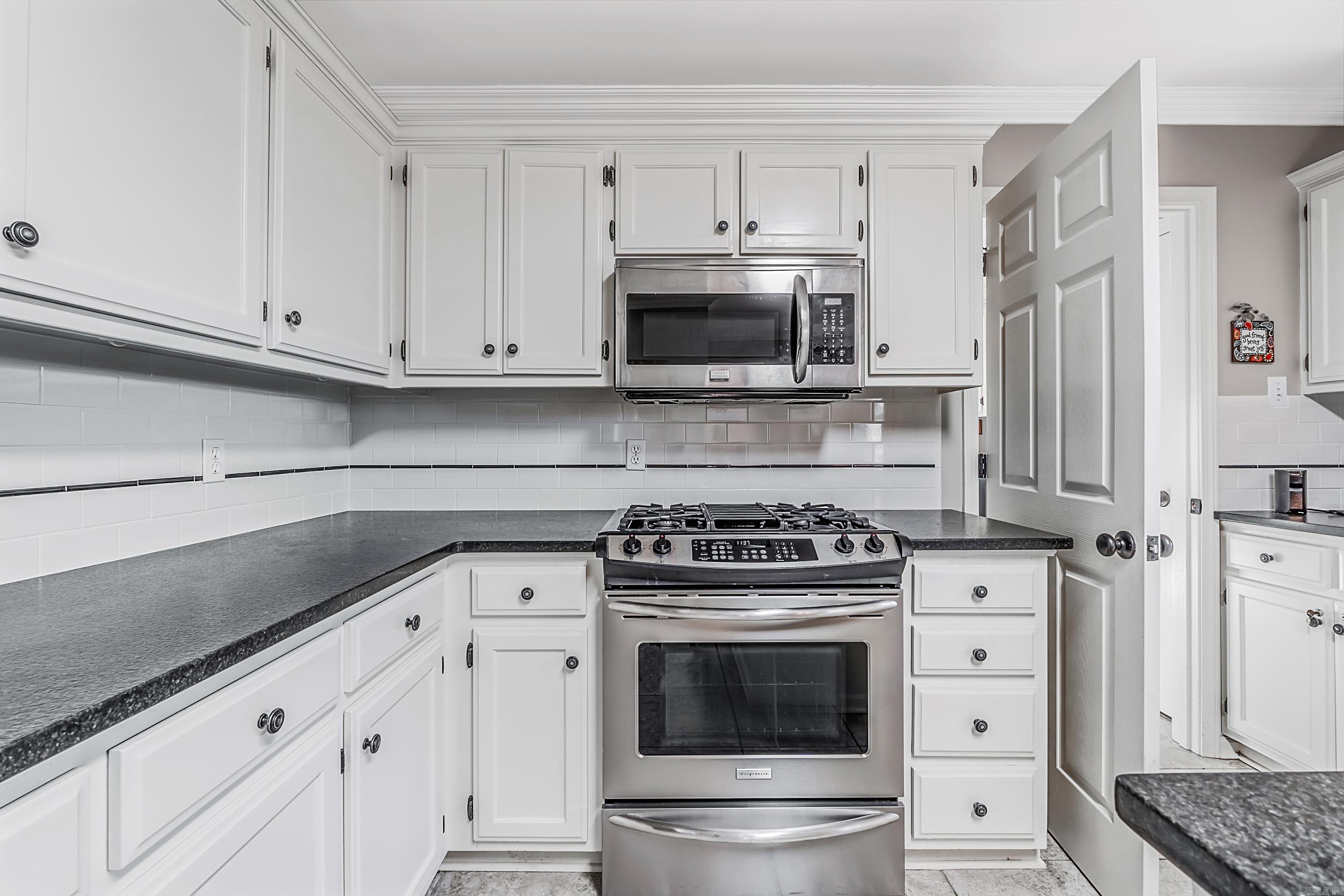 SECLUDED HILLS - Residential