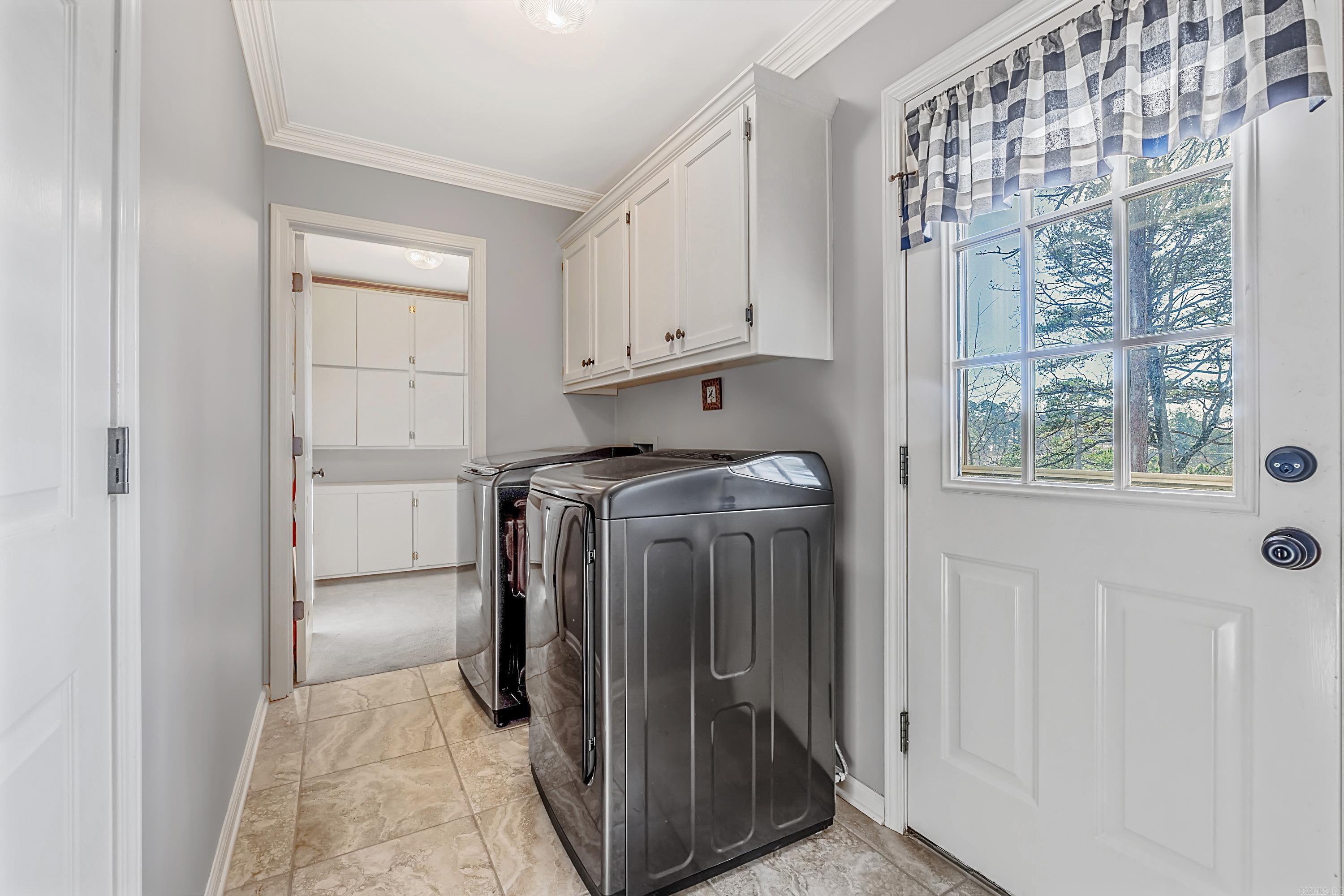 SECLUDED HILLS - Residential