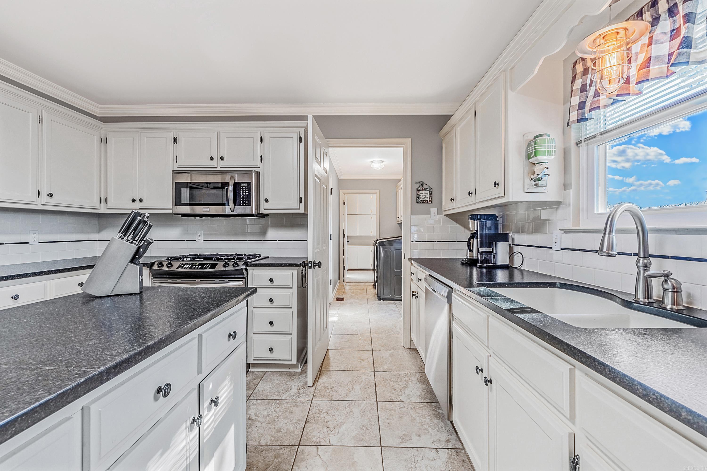 SECLUDED HILLS - Residential