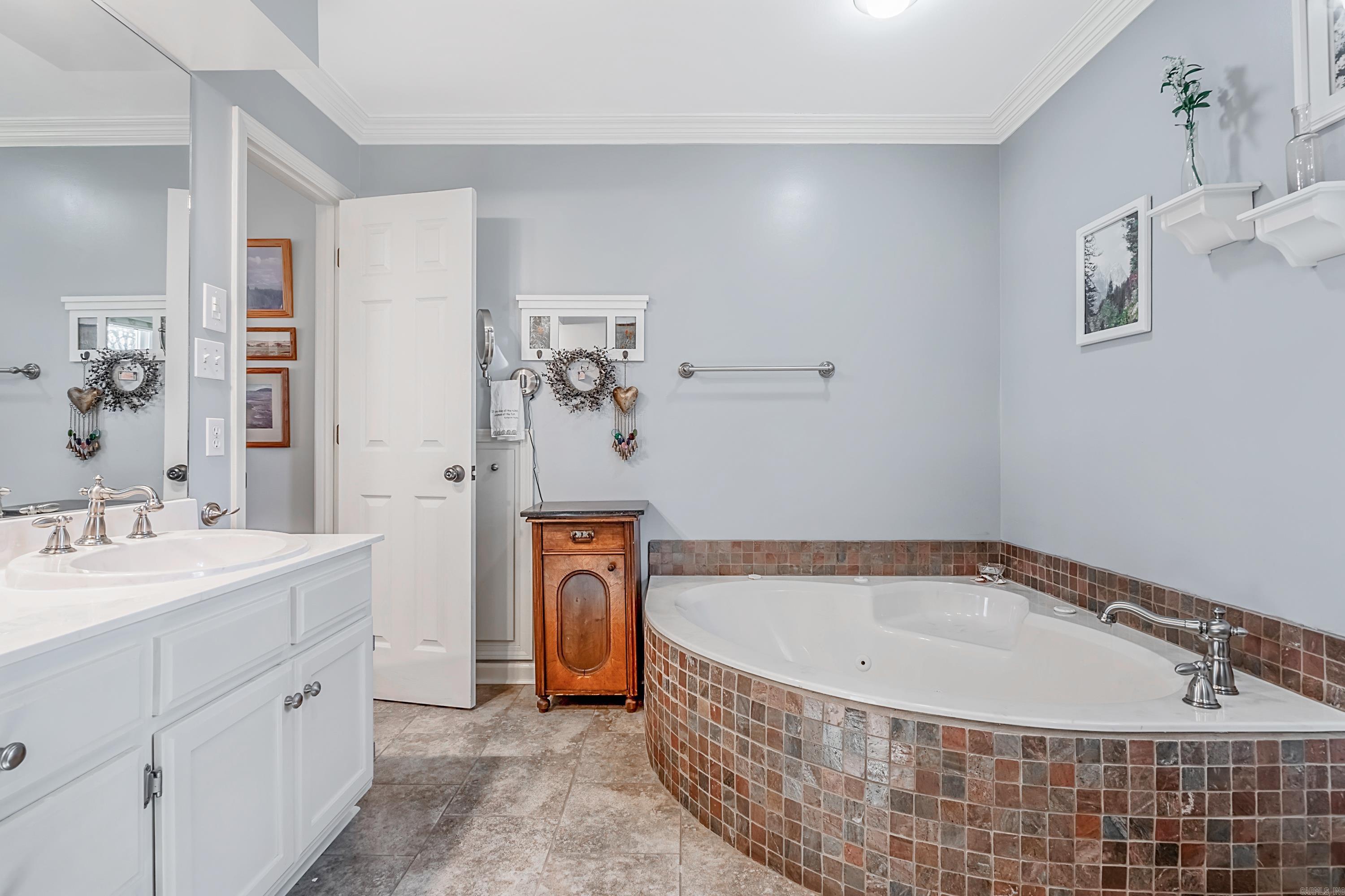 SECLUDED HILLS - Residential