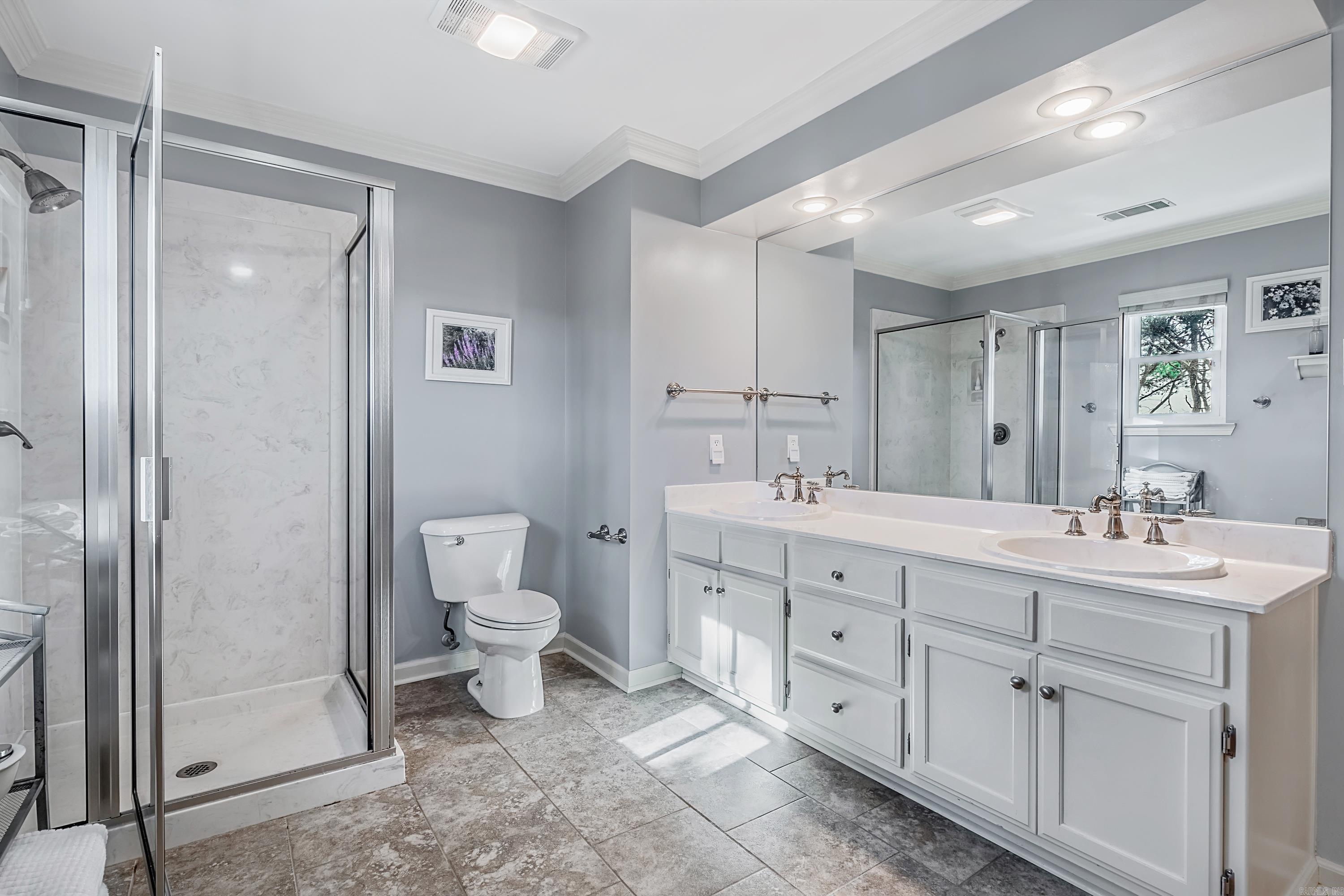 SECLUDED HILLS - Residential