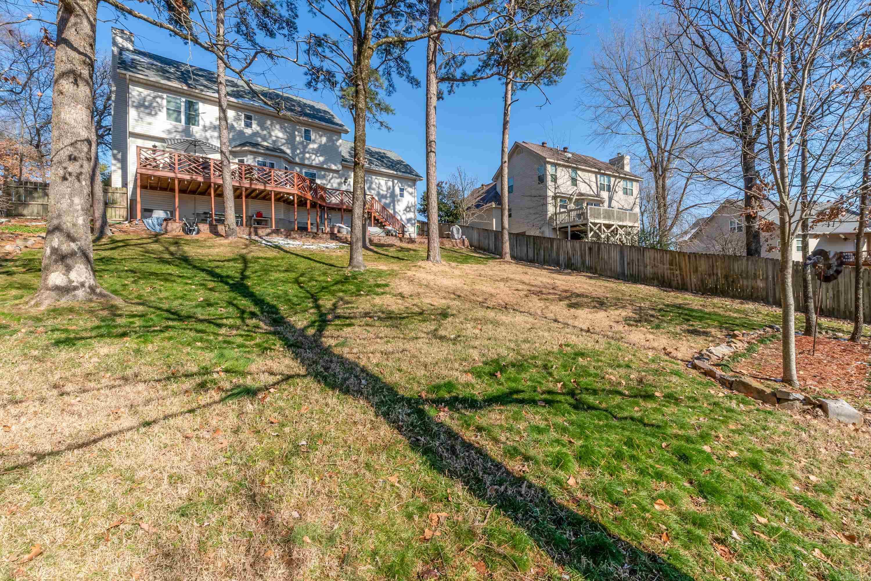 SECLUDED HILLS - Residential