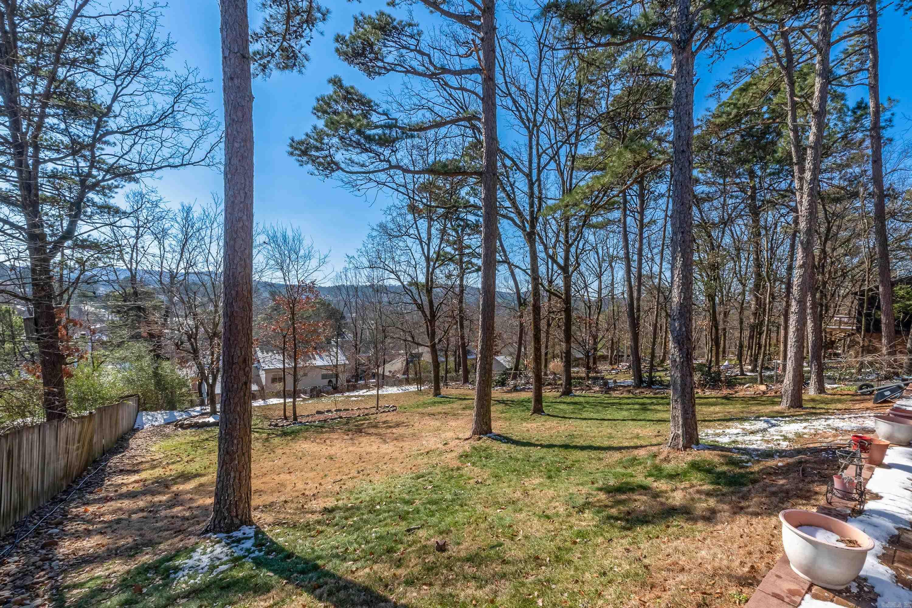 SECLUDED HILLS - Residential