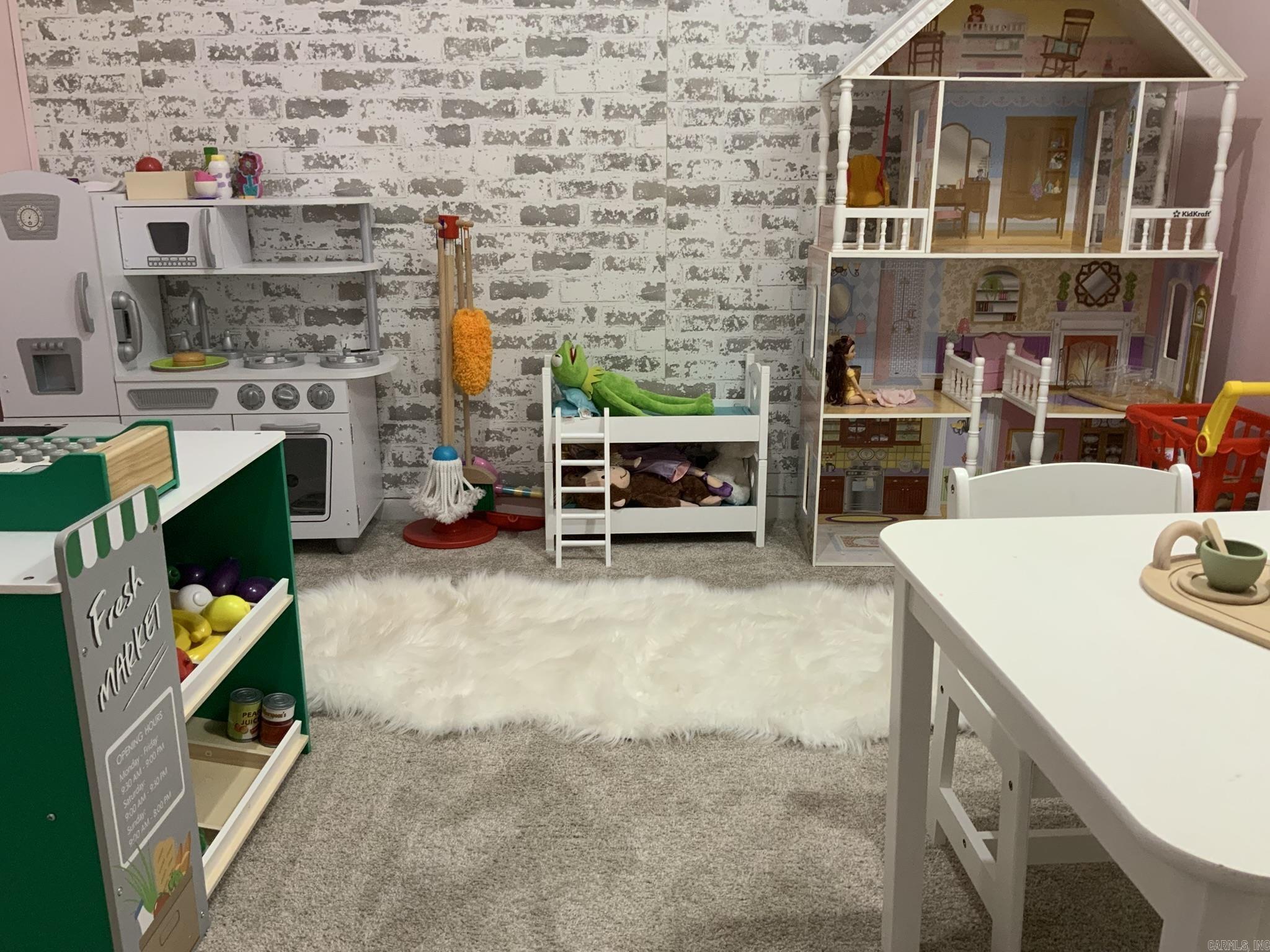 PINE WOOD HILL ADDN - Residential