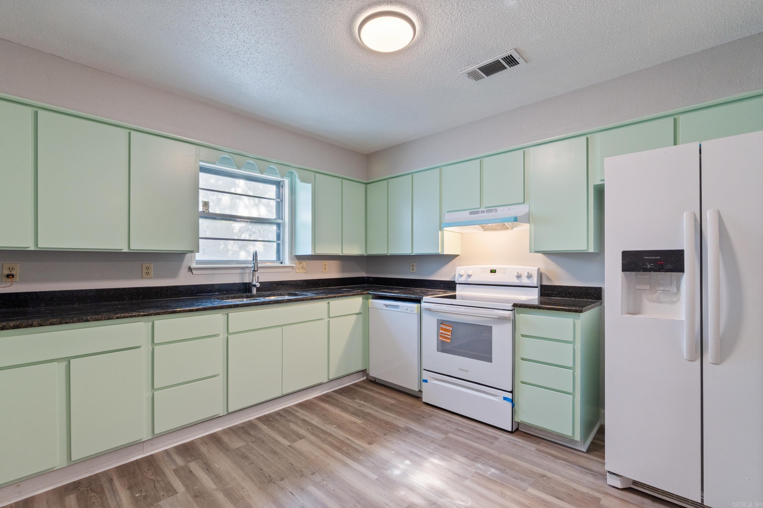 ROYAL MANOR - Residential