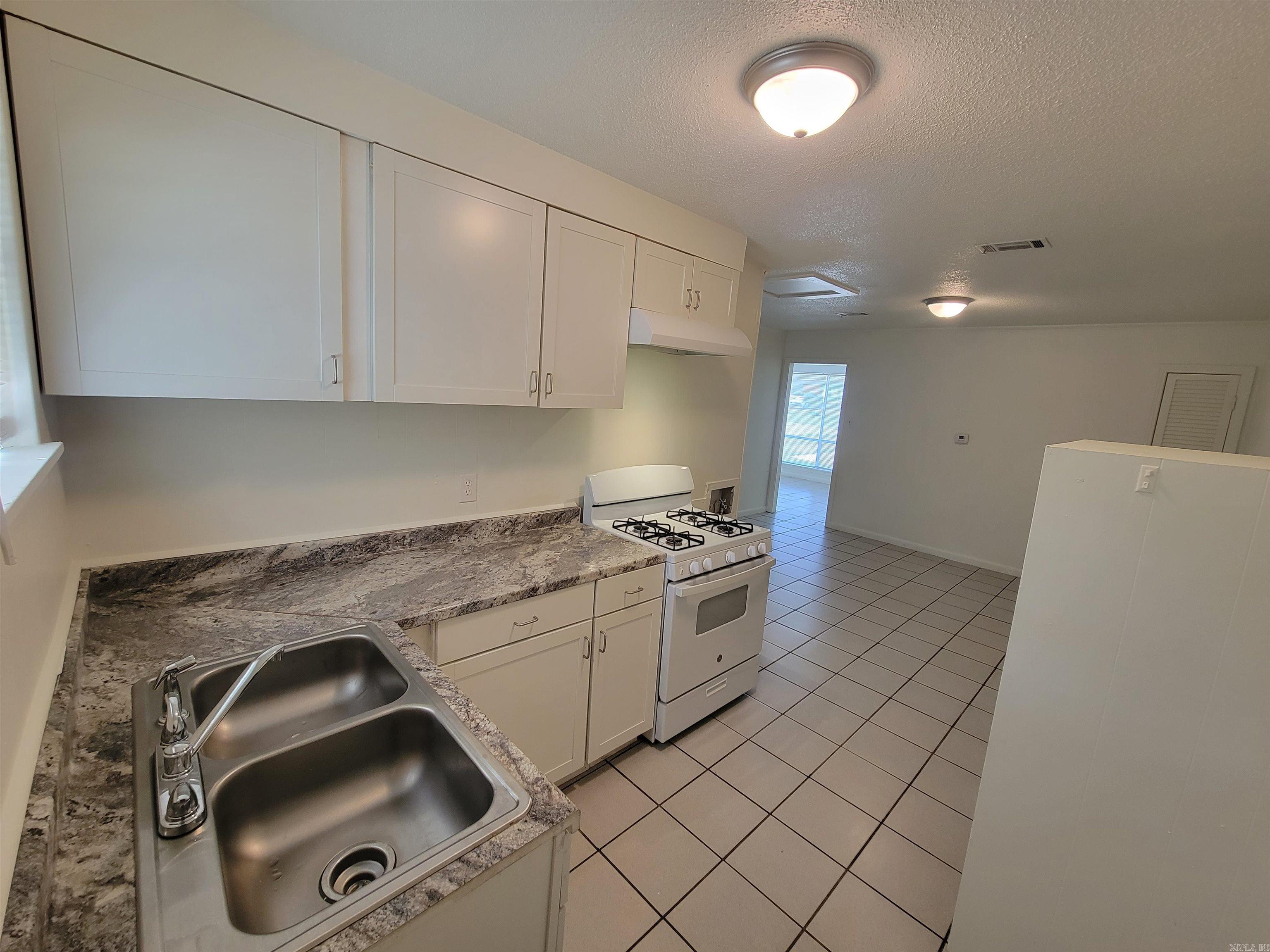 Reyer-Unrecorded - Residential Lease