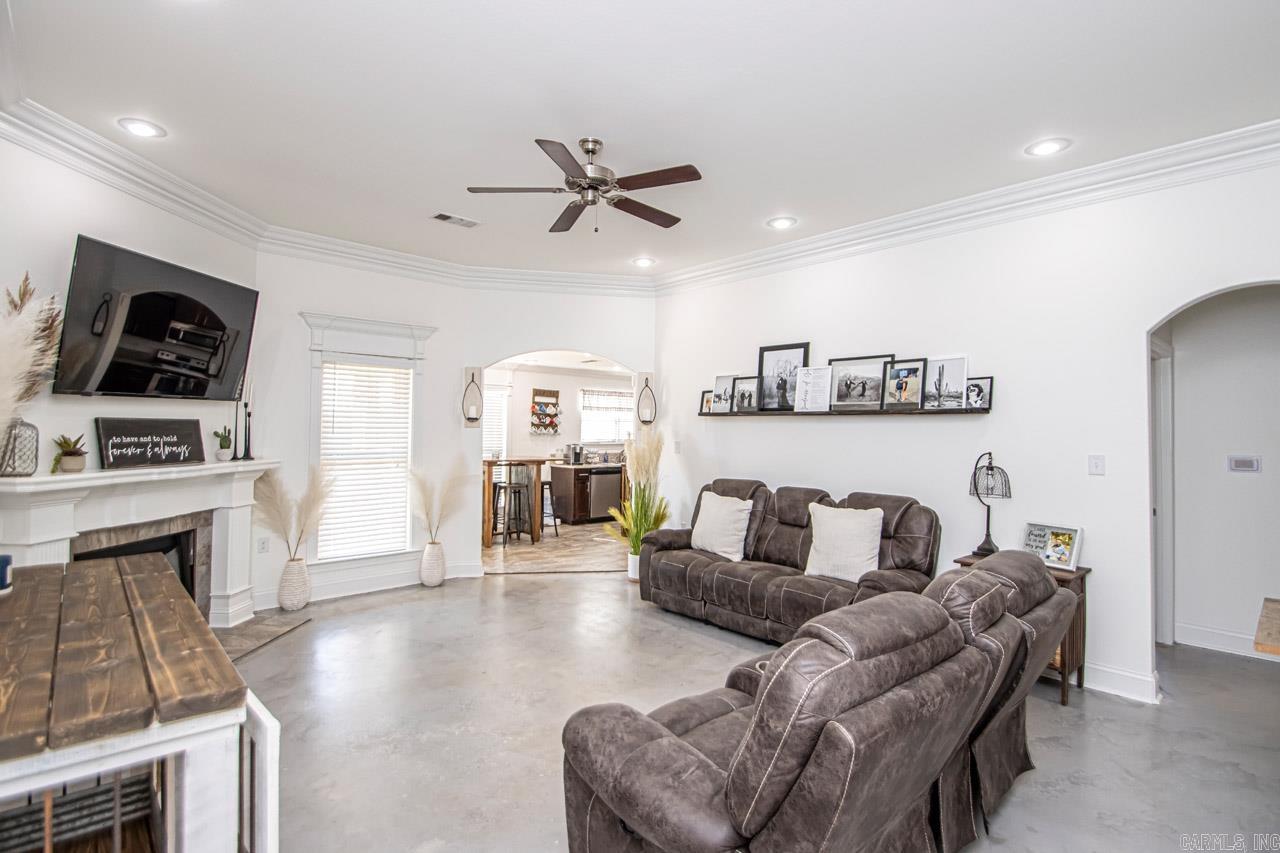 COUNTRY CLUB OF ARK THE - Residential