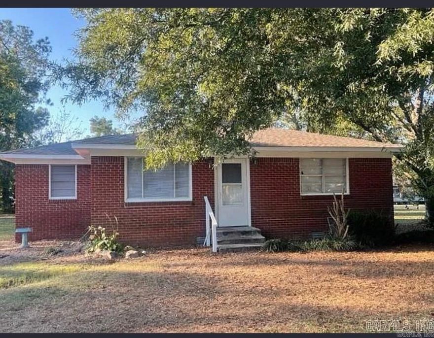 Wonderful starter home under $135,000! This 3-bedroom brick home offers a spacious yard perfect for outdoor enjoyment. The roof and HVAC are approximately 4 years old. Conveniently located just minutes from Nick’s Bar-B-Q & Catfish, City Market Food Store, and other convenient stores. Great opportunity for a first-time homebuyer or investor.