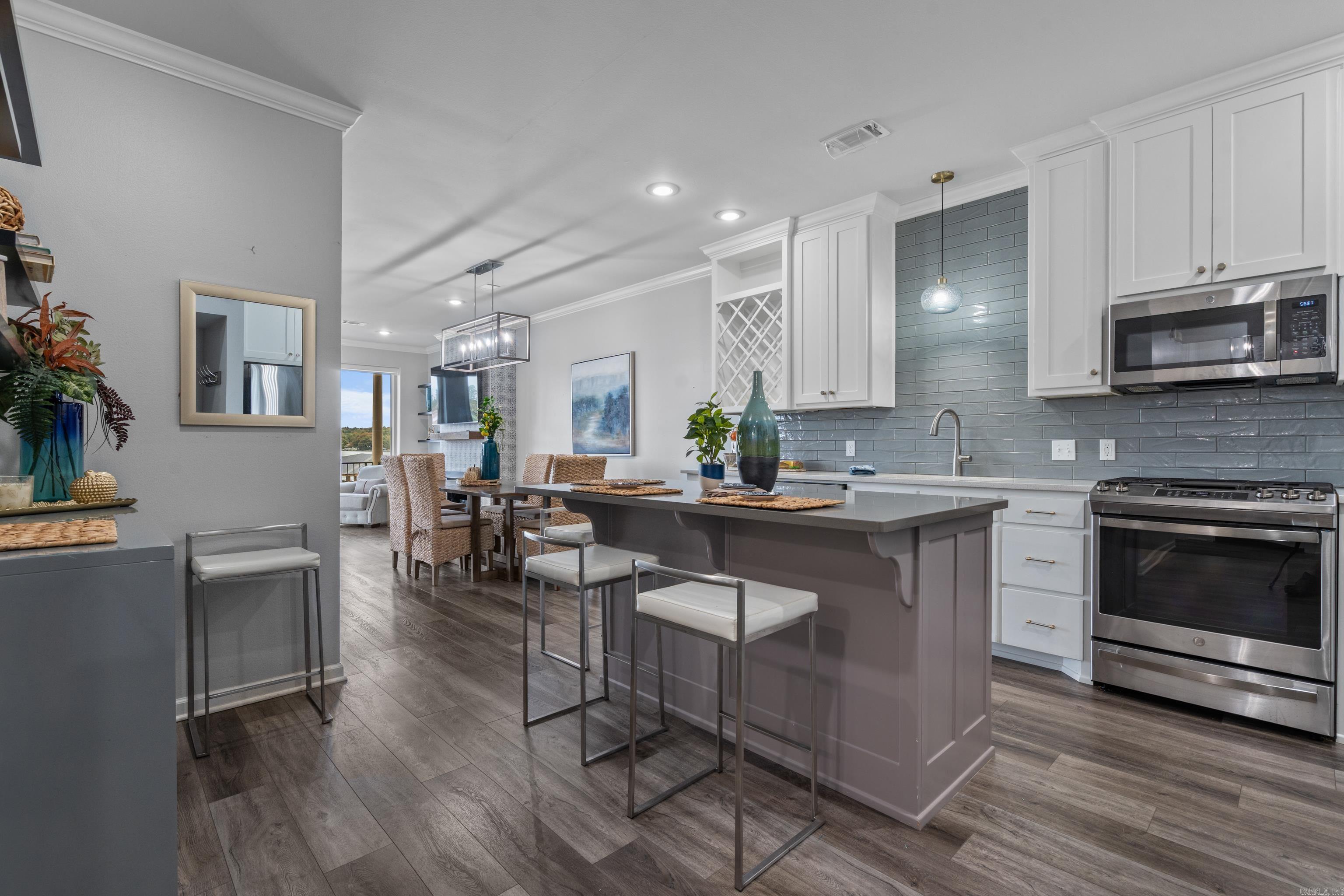 MAJESTIC LAKE VILLAGE TOWNHOMES - Residential