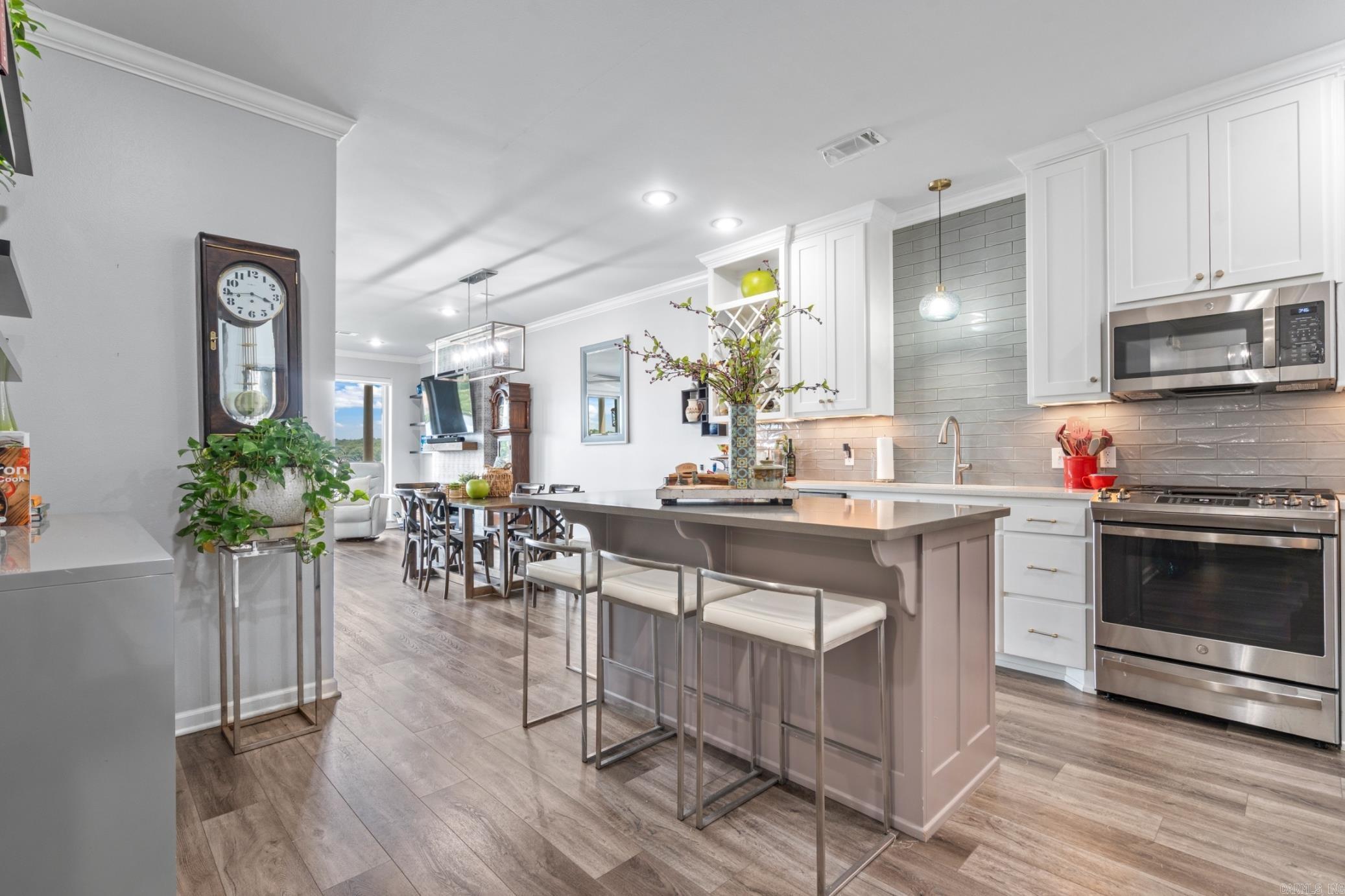 MAJESTIC LAKE VILLAGE TOWNHOMES - Residential